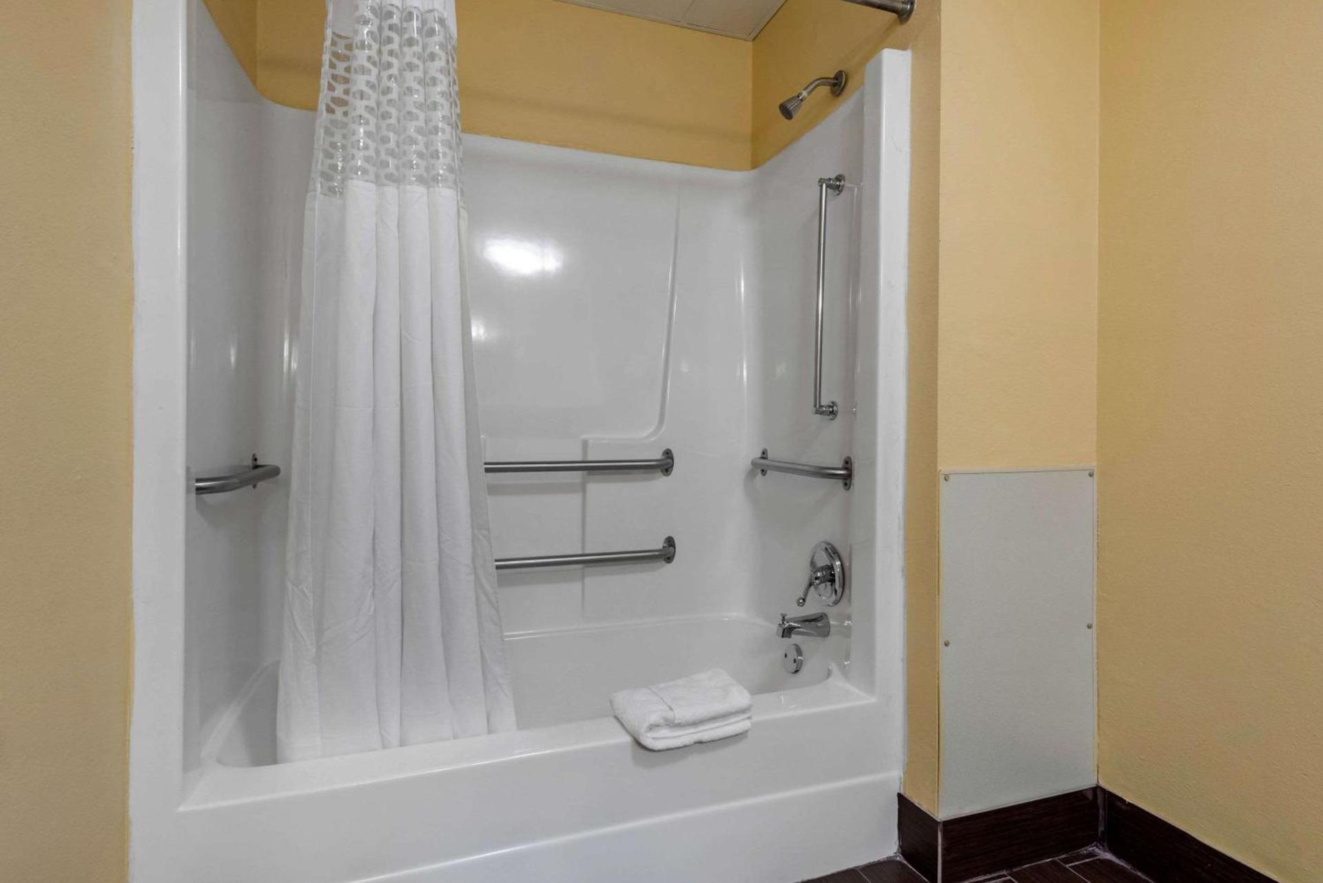 Econo Lodge Lexington Southeast photo 25