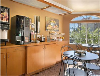 Super 8 by Wyndham Los Angeles Downtown photo 16