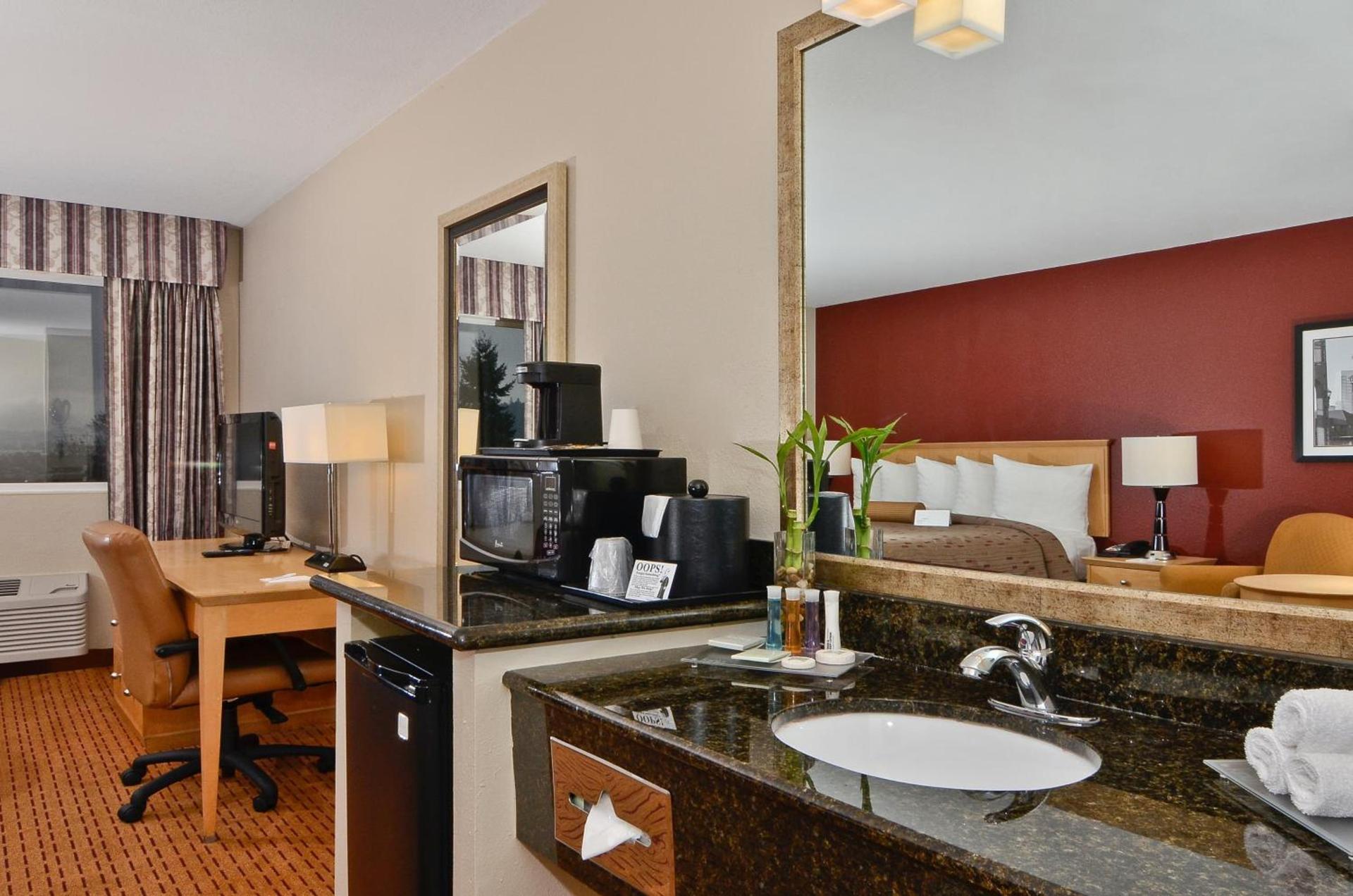 Clackamas Inn and Suites photo 26