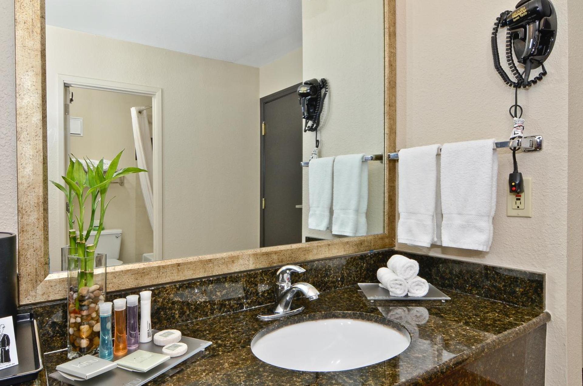 Clackamas Inn and Suites photo 25