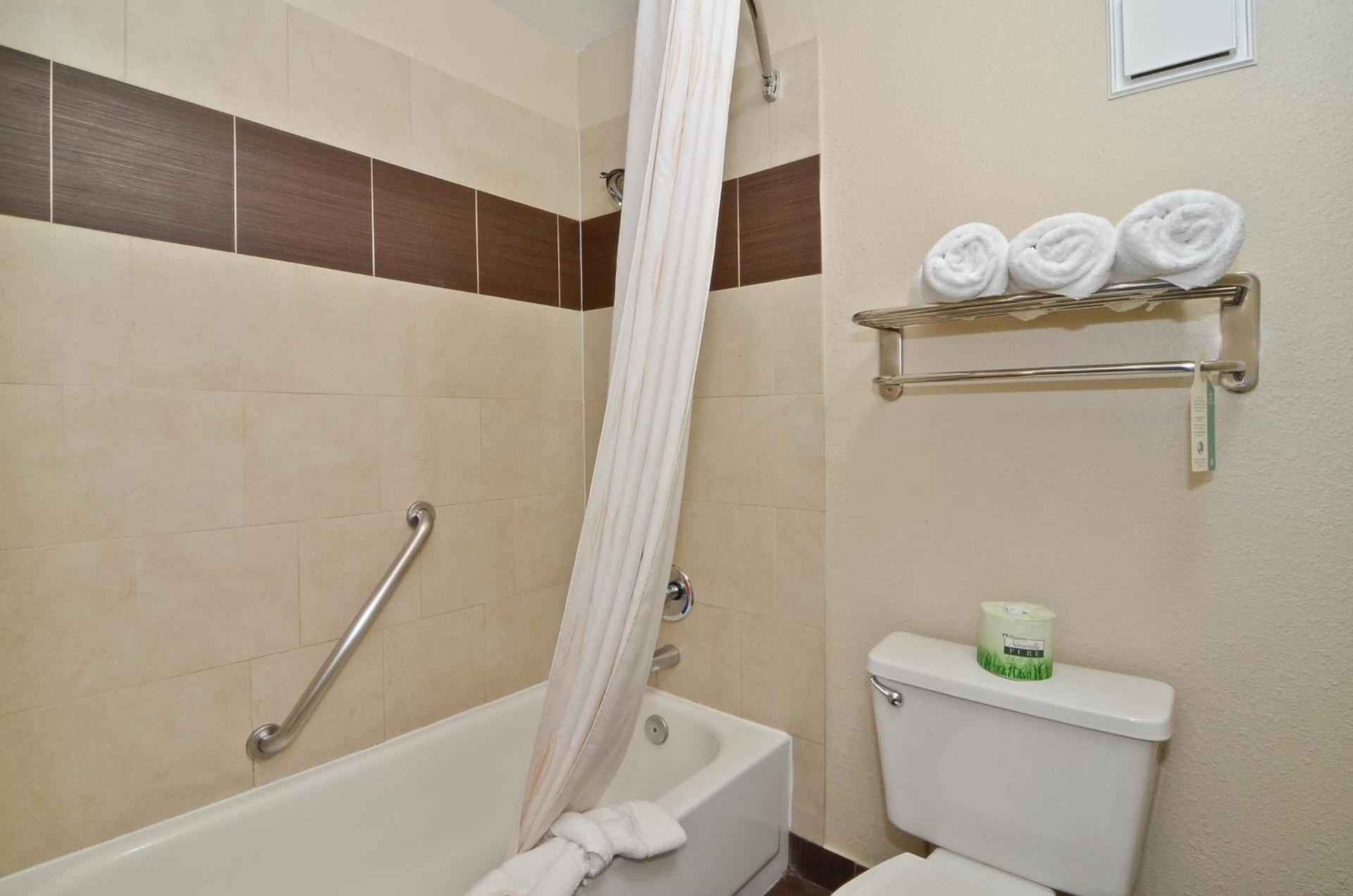 Clackamas Inn and Suites photo 24