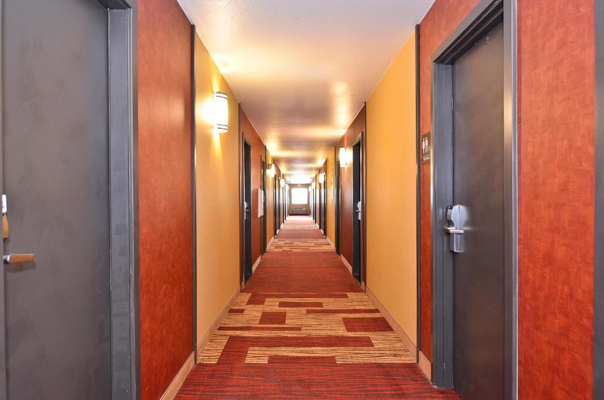 Clackamas Inn and Suites photo 8