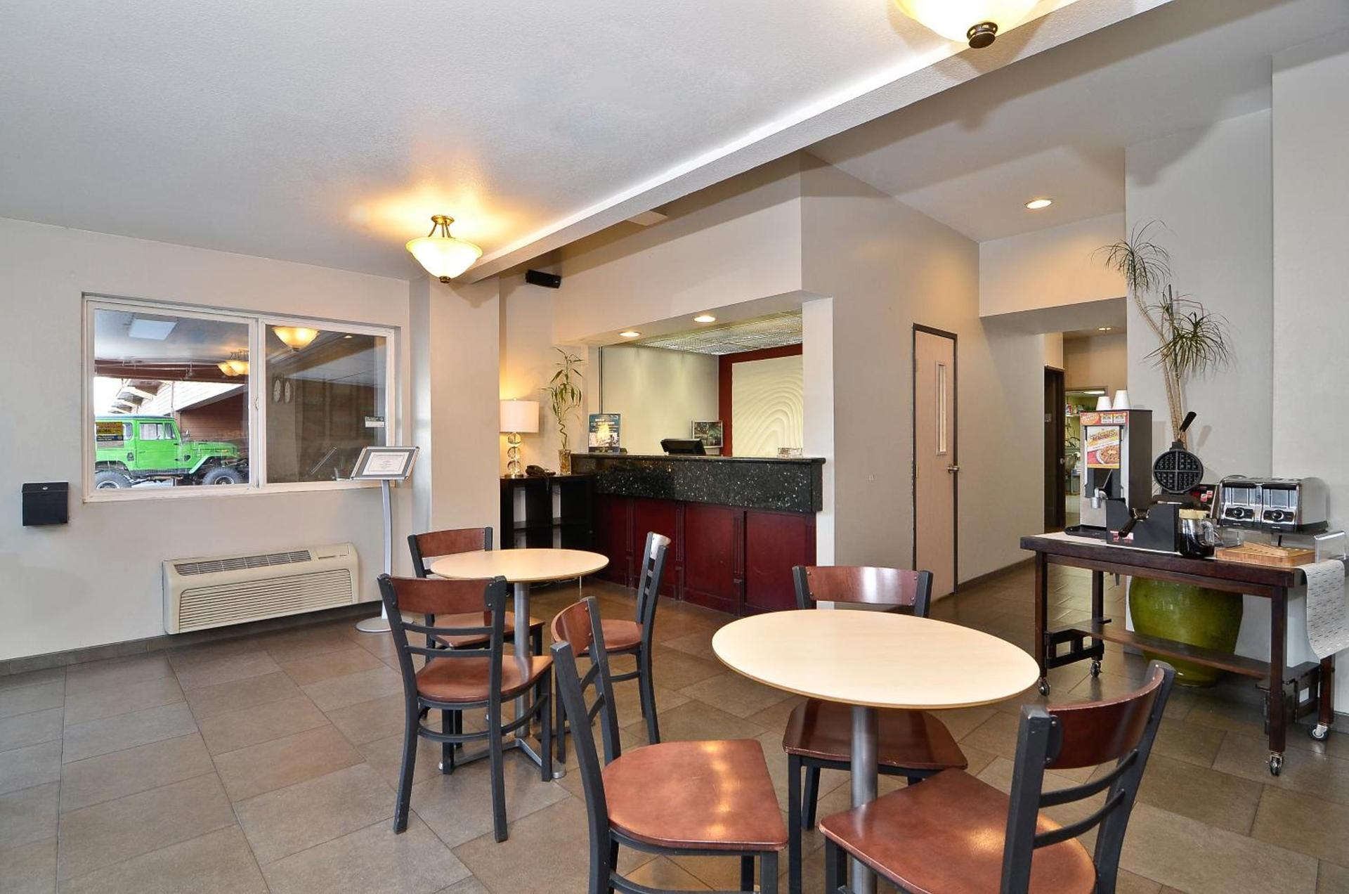 Clackamas Inn and Suites photo 10