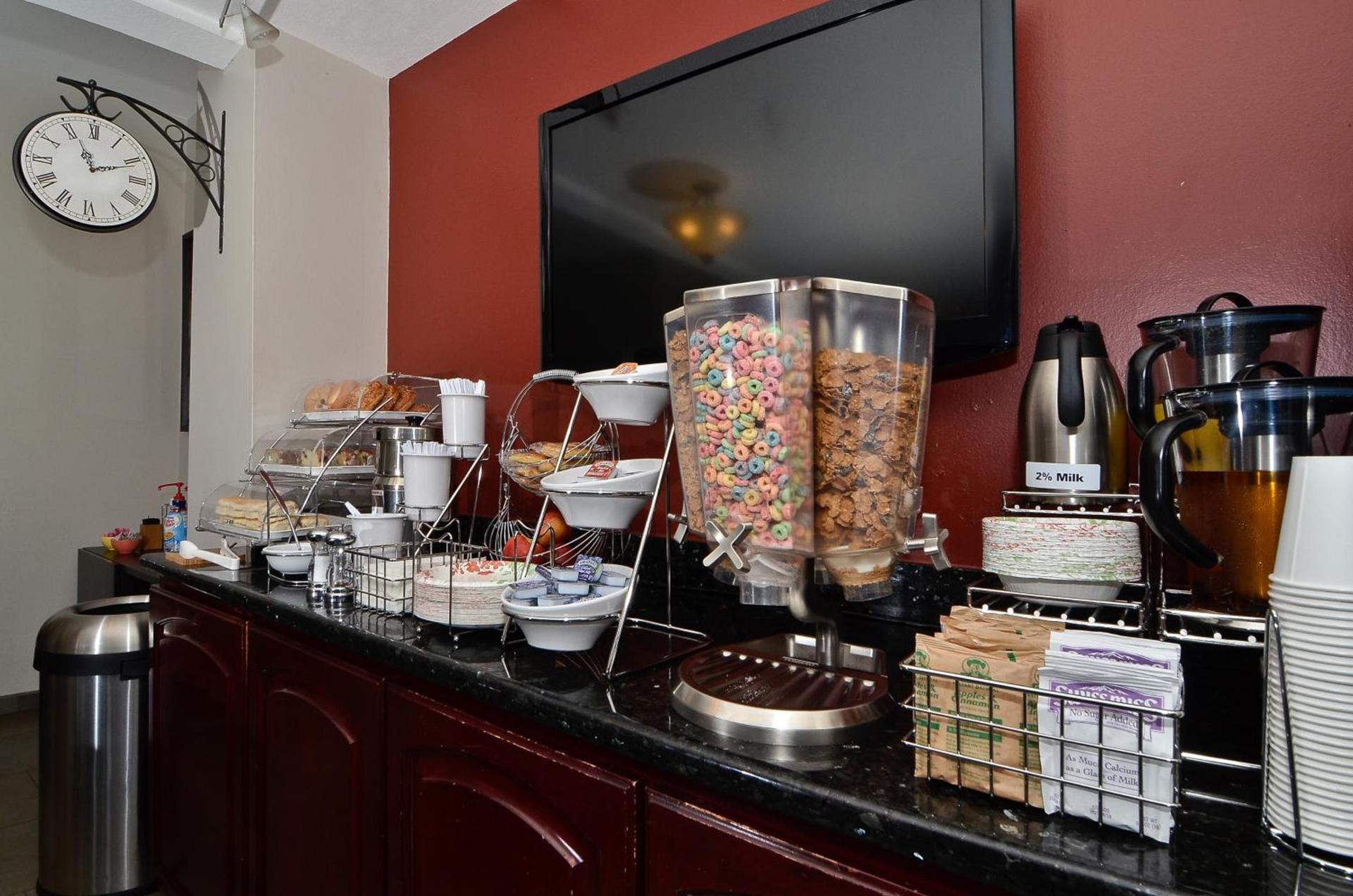 Clackamas Inn and Suites photo 11