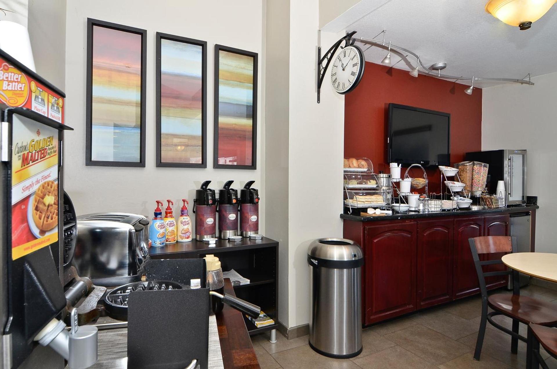 Clackamas Inn and Suites photo 13