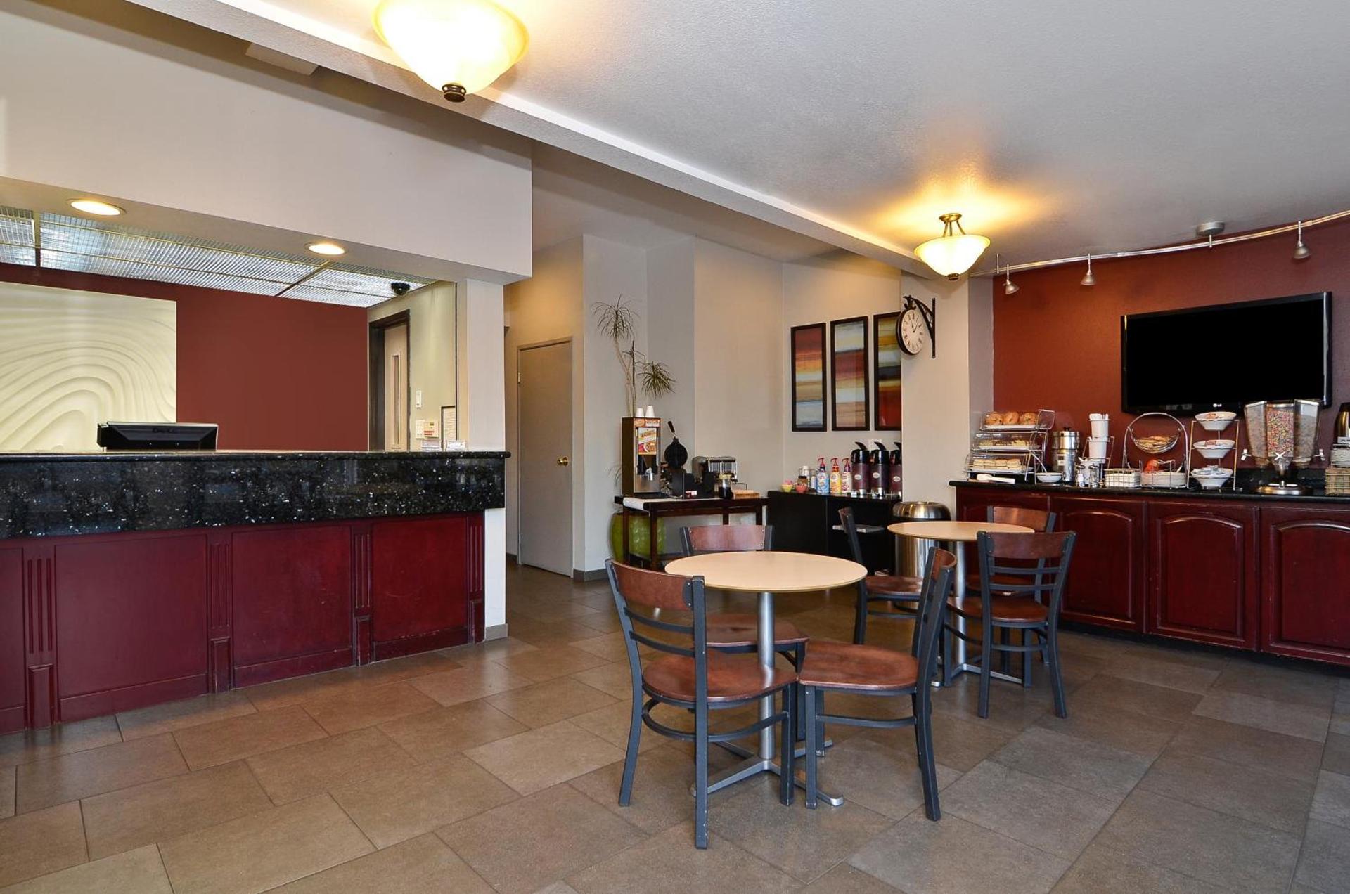 Clackamas Inn and Suites photo 14