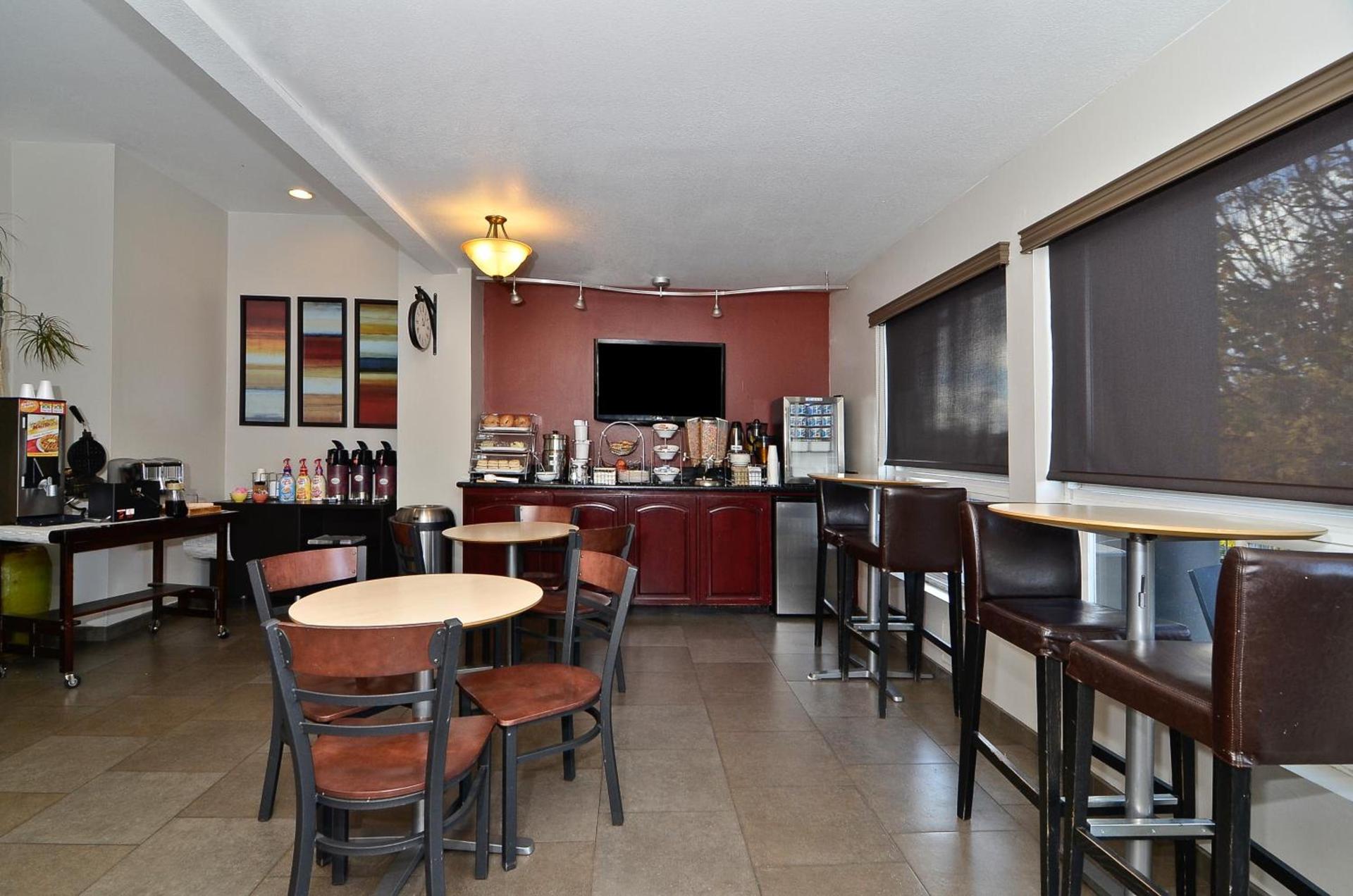 Clackamas Inn and Suites photo 15