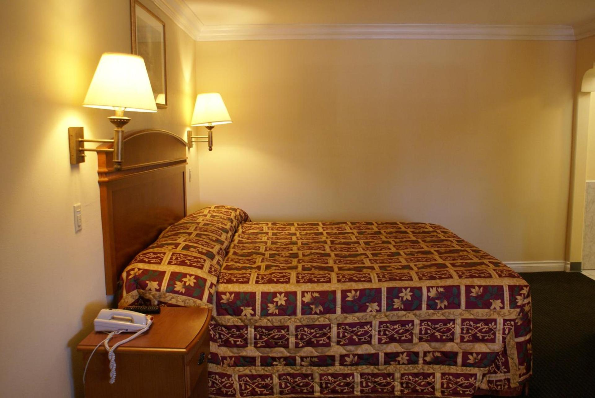 Colony Inn photo 41