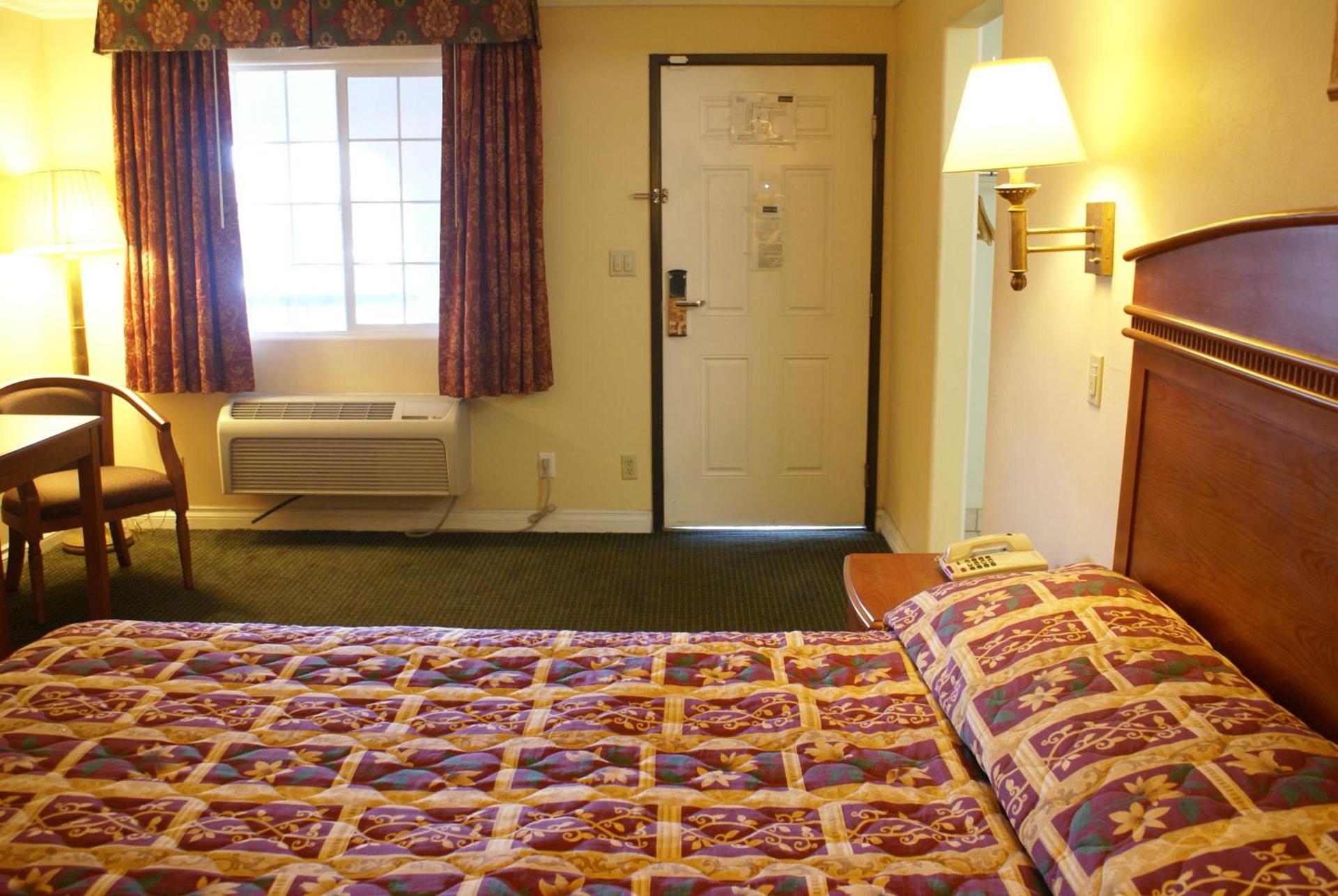 Colony Inn photo 39