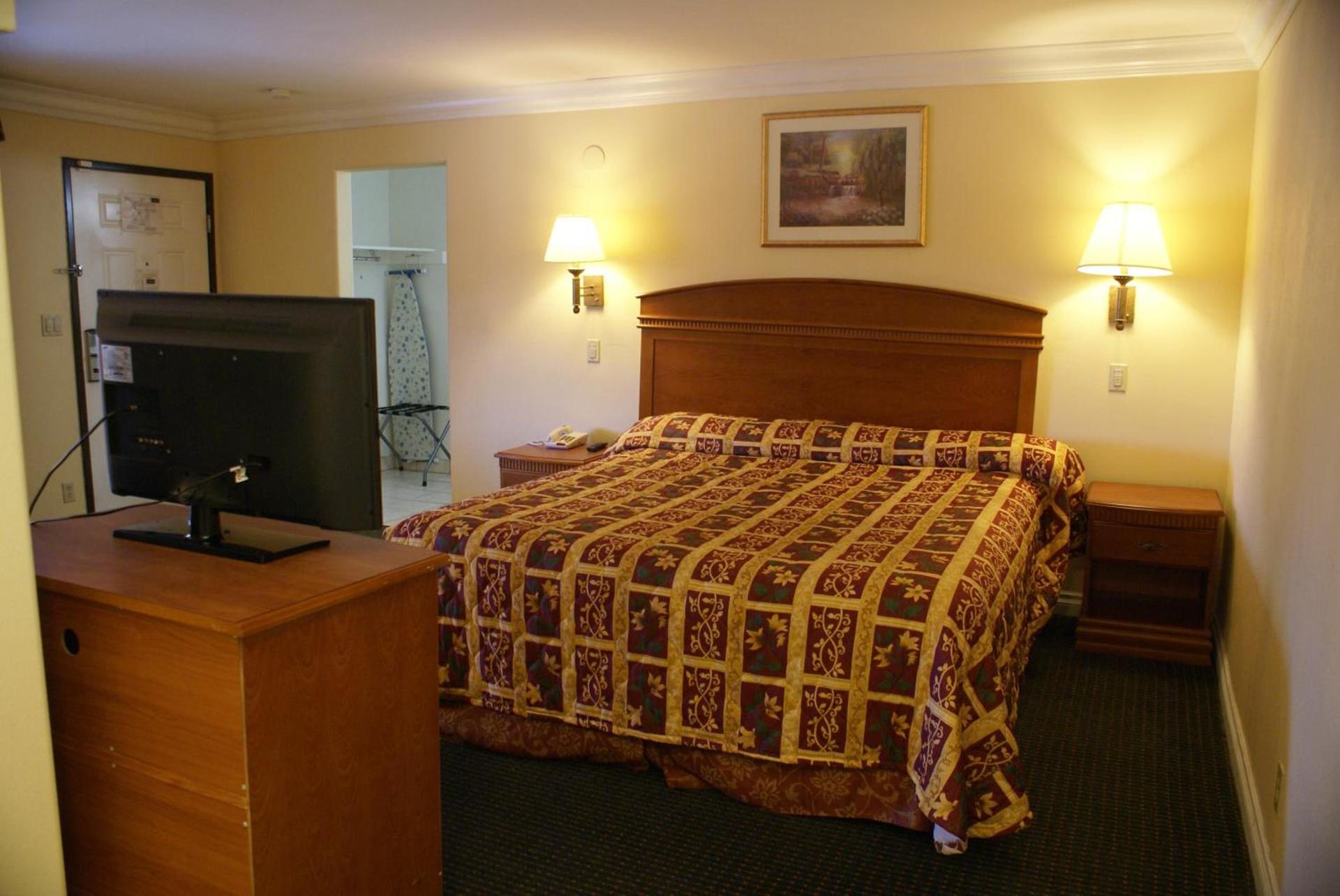 Colony Inn photo 35