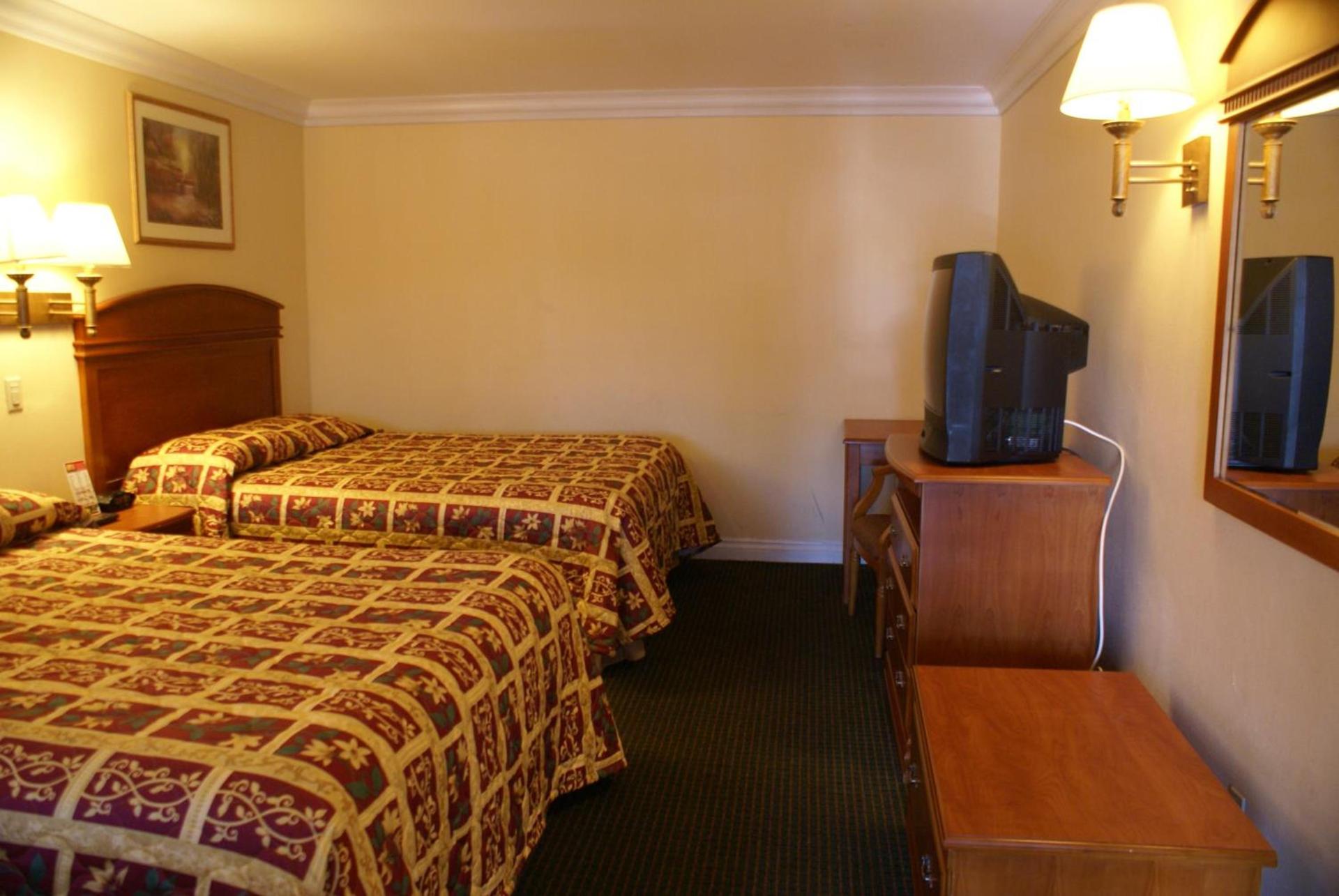 Colony Inn photo 27