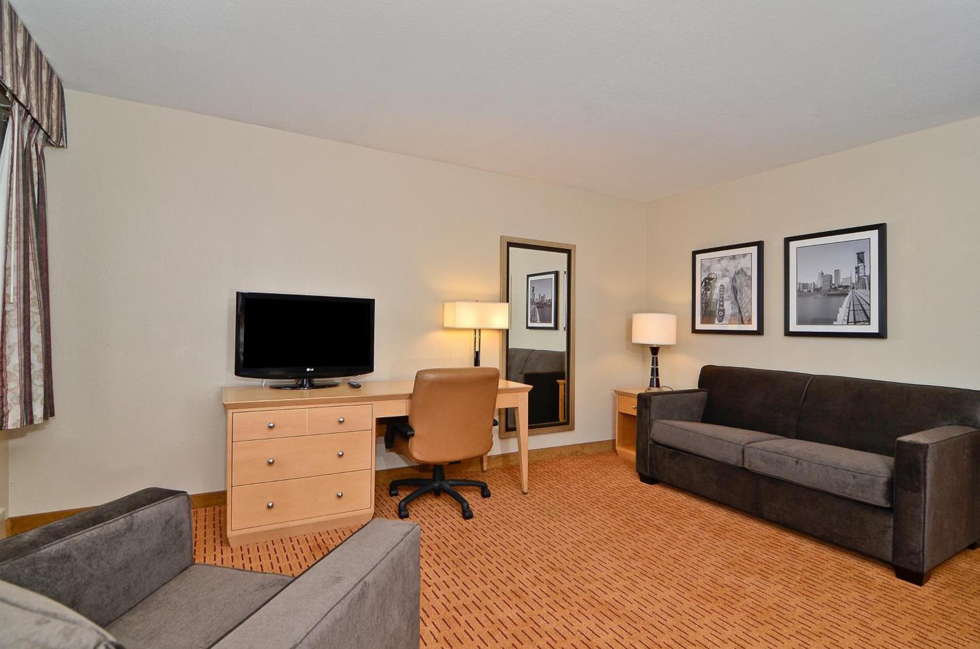 Clackamas Inn and Suites photo 17