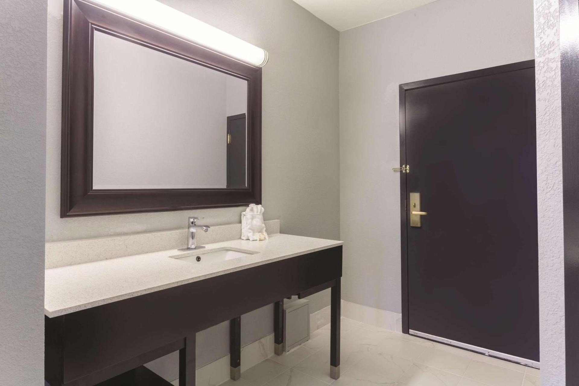 La Quinta by Wyndham Knoxville East photo 17