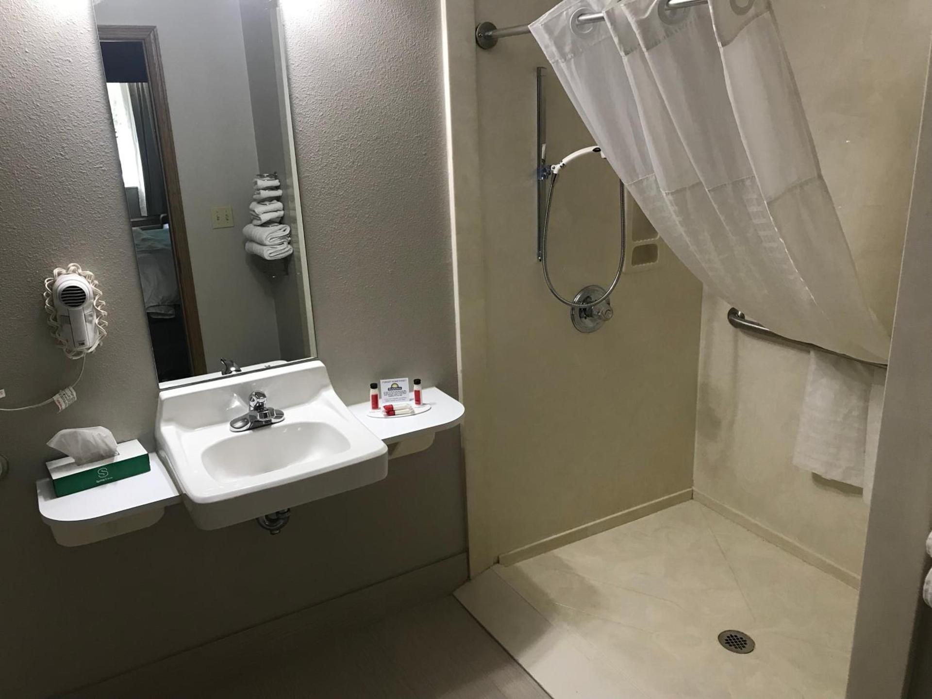 Days Inn by Wyndham Grove photo 20
