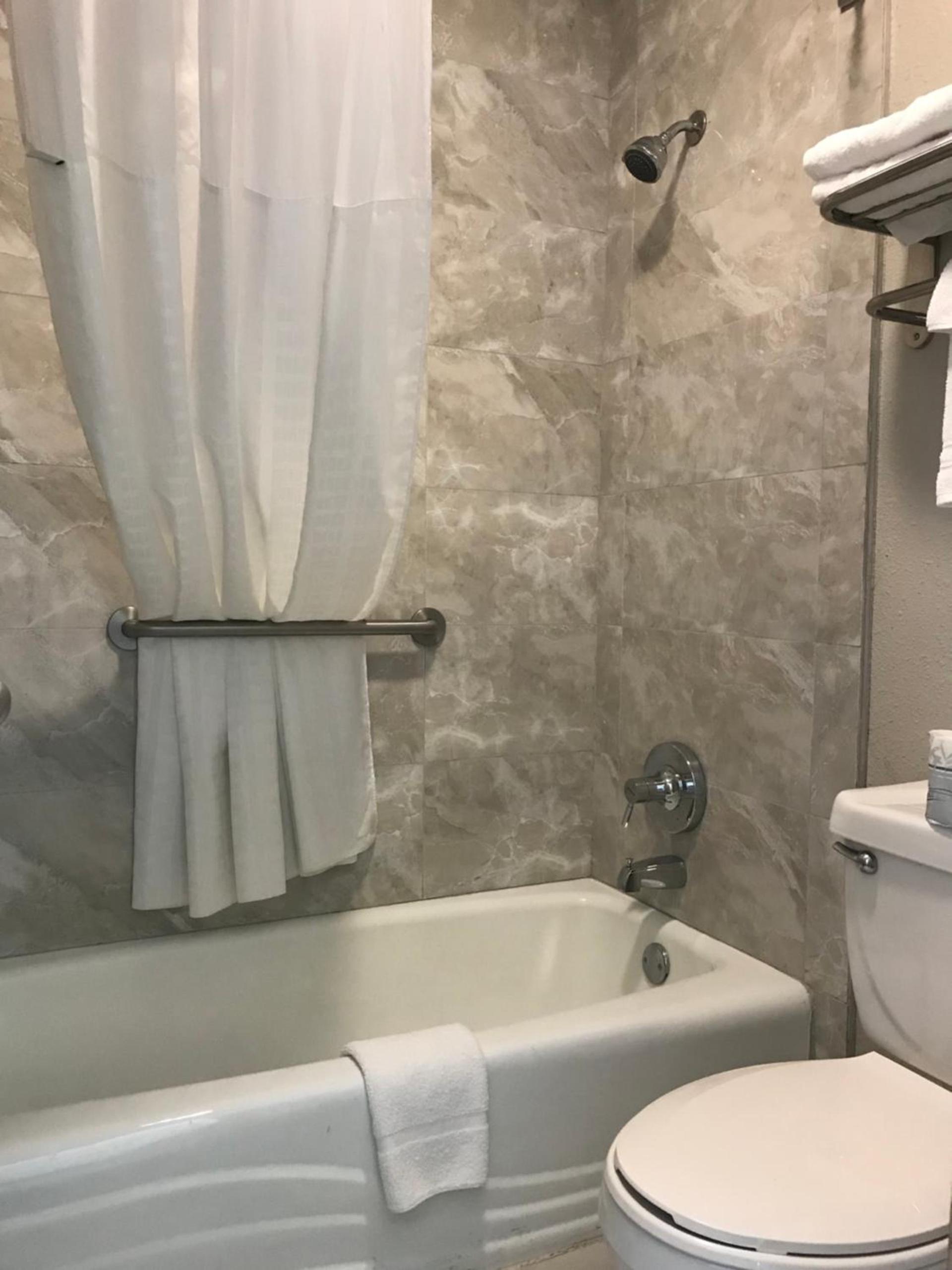 Days Inn by Wyndham Grove photo 19