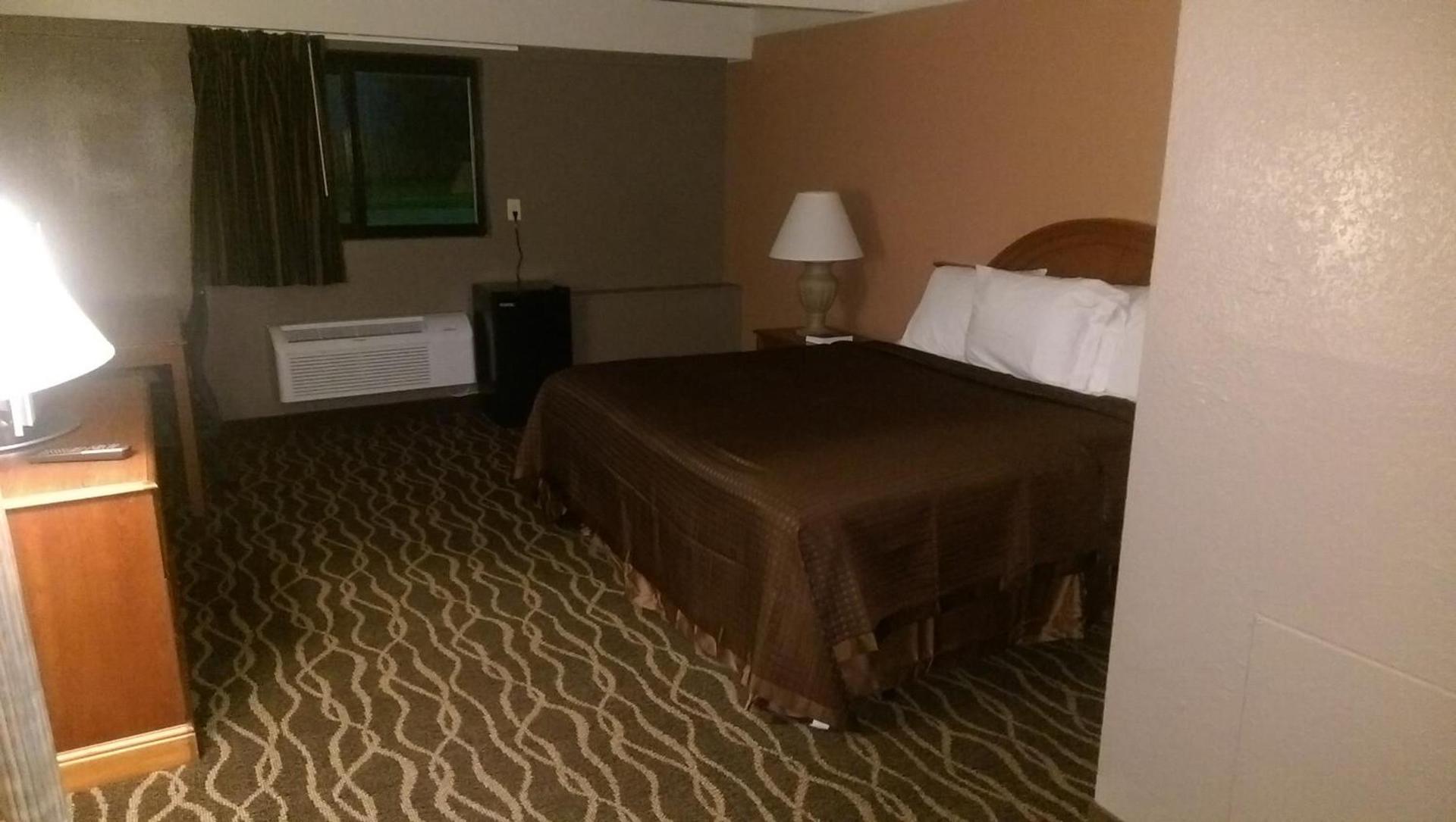Economy Inn North Randall photo 26