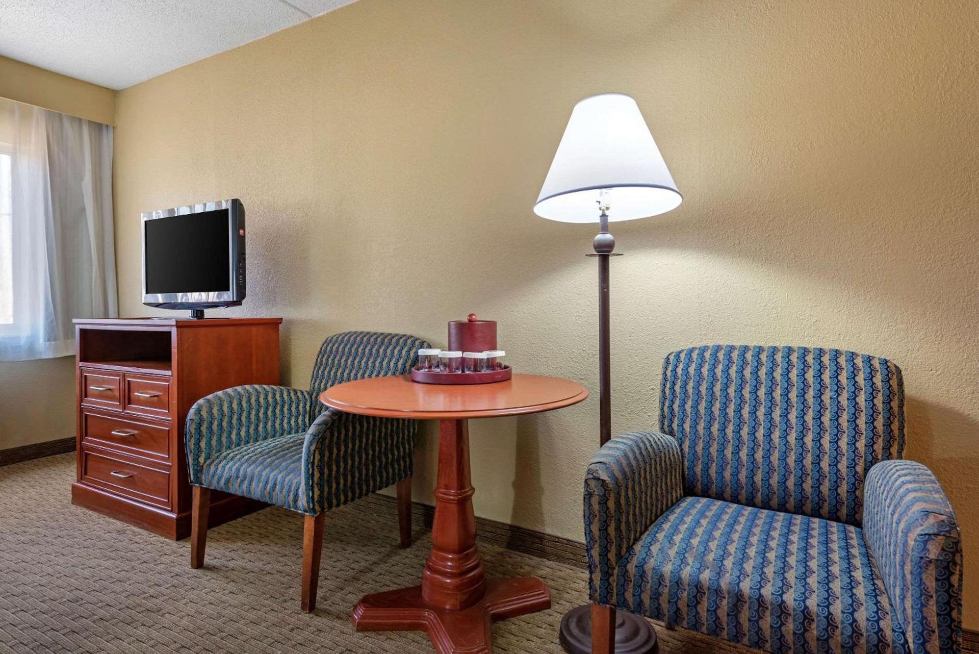 Clarion Hotel Conference Center Lexington North photo 79
