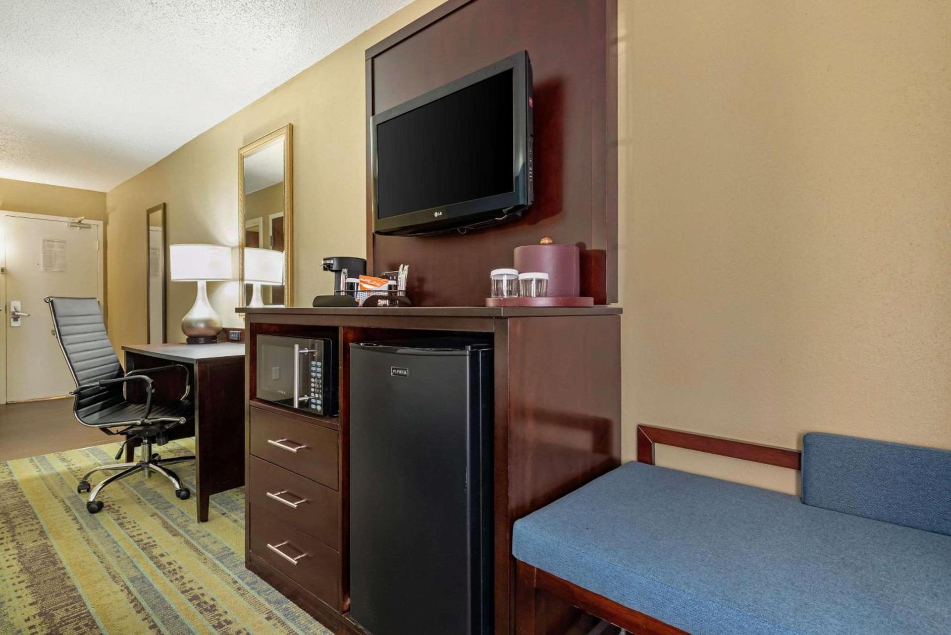 Clarion Hotel Conference Center Lexington North photo 69