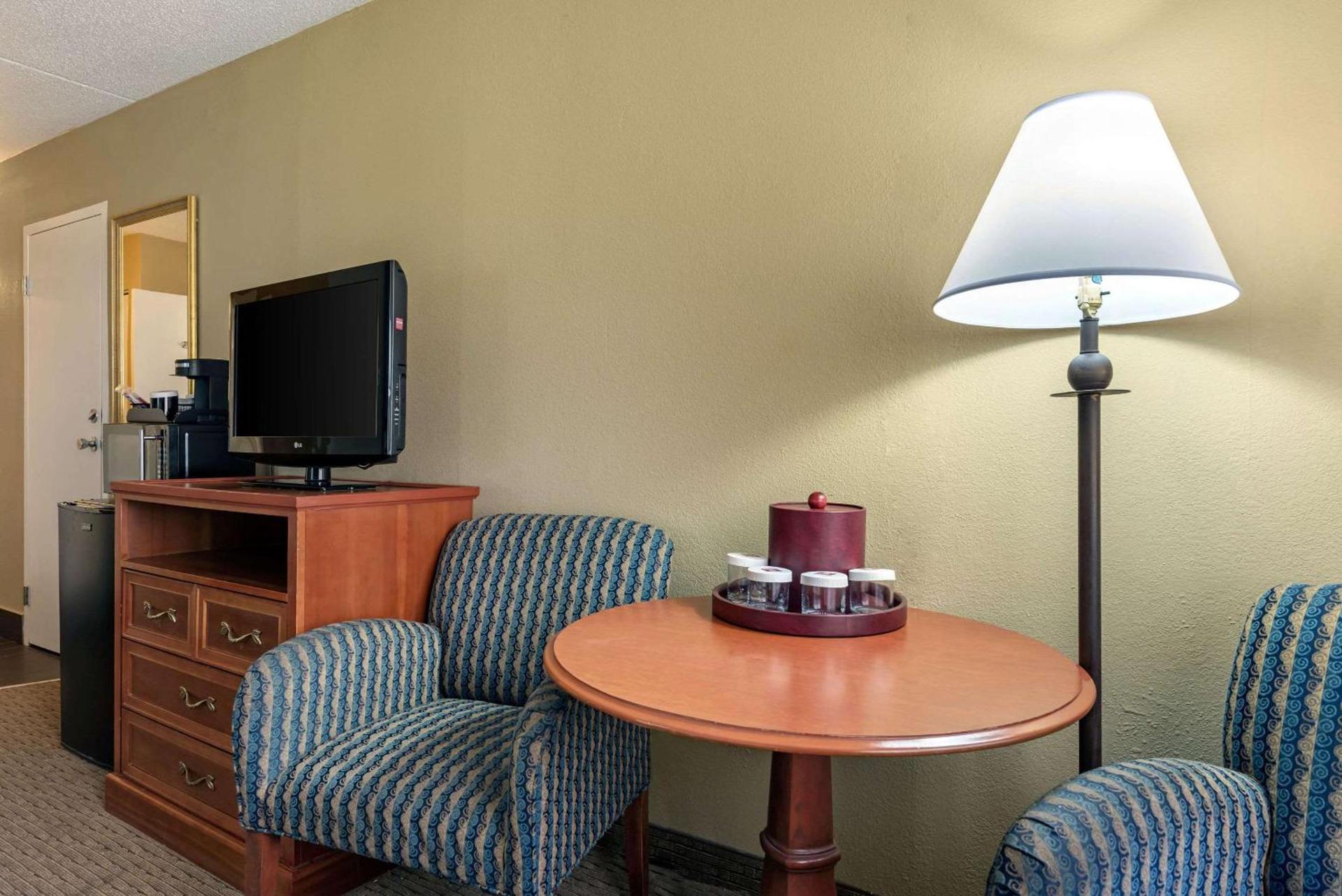 Clarion Hotel Conference Center Lexington North photo 45