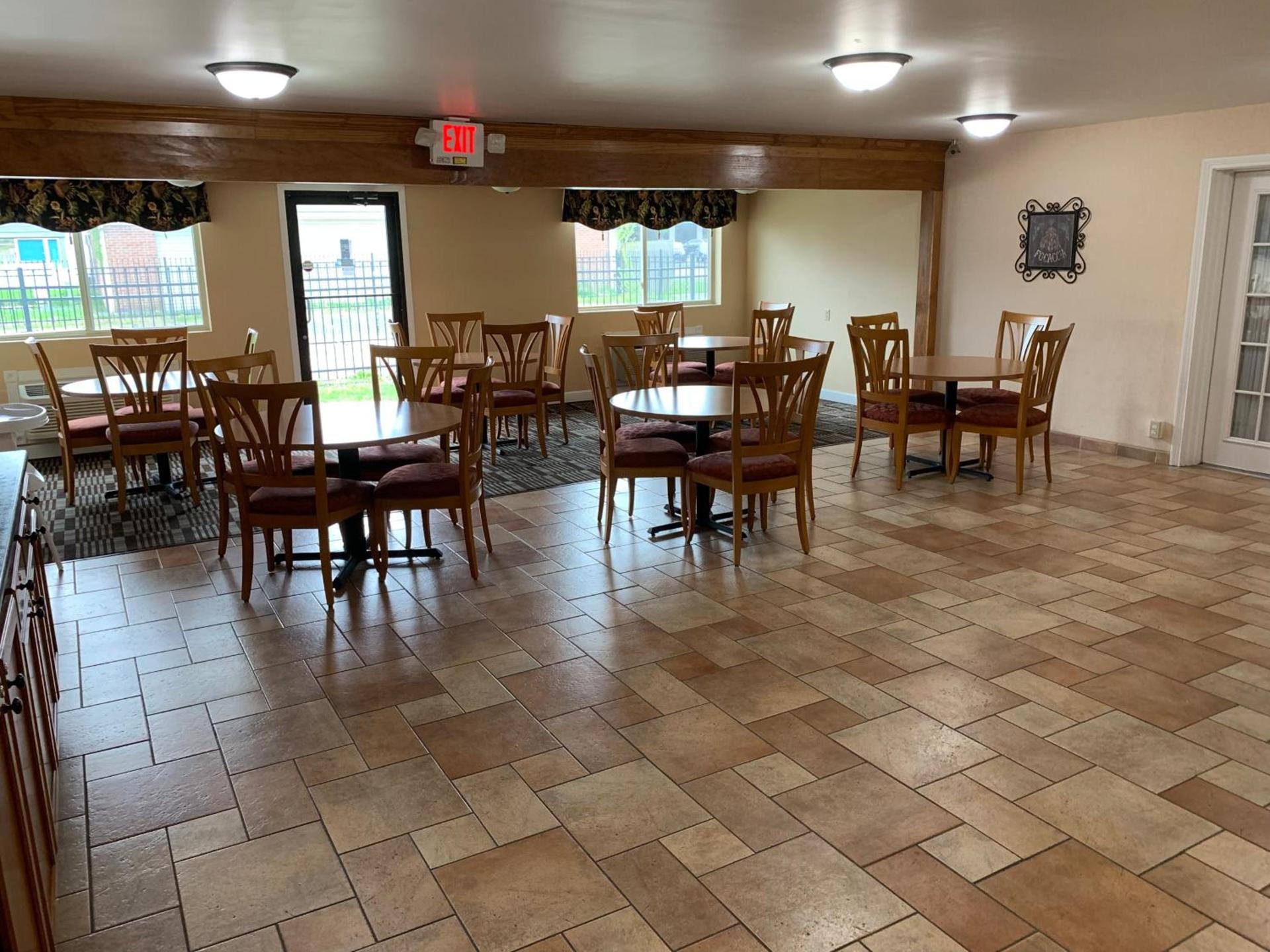Days Inn by Wyndham Columbus IN photo 4
