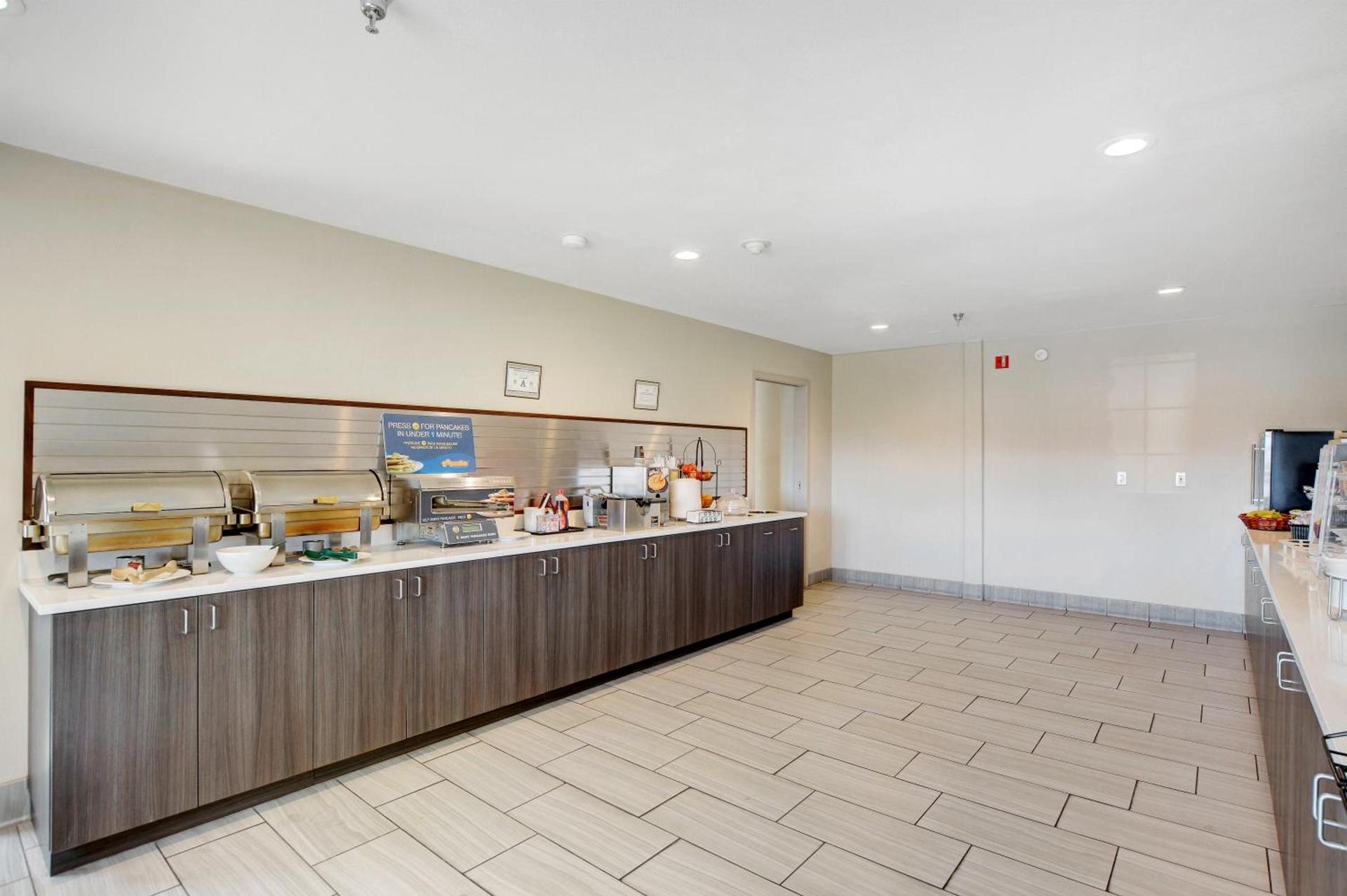 La Quinta Inn & Suites by Wyndham Las Vegas Nellis photo 46