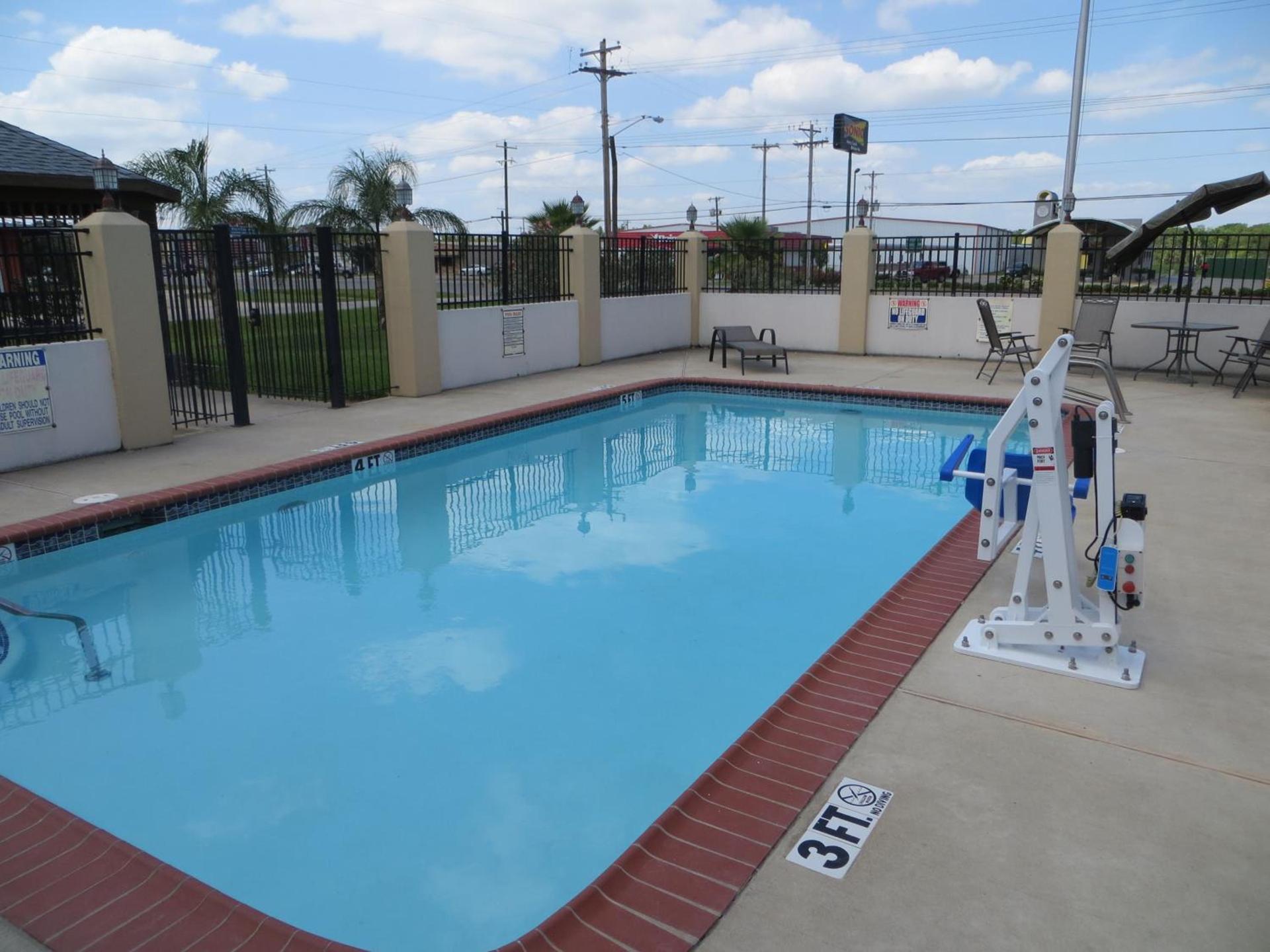 Executive Inn & Suites West Columbia photo 2