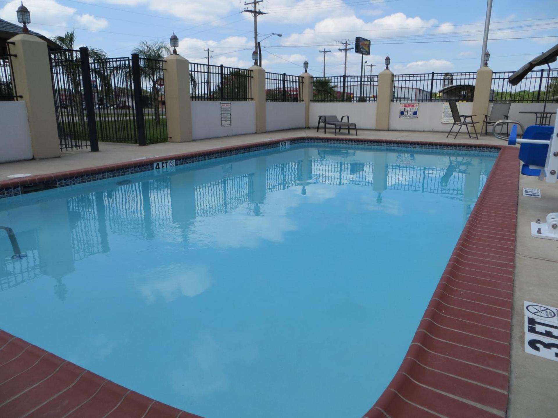 Executive Inn & Suites West Columbia photo 11