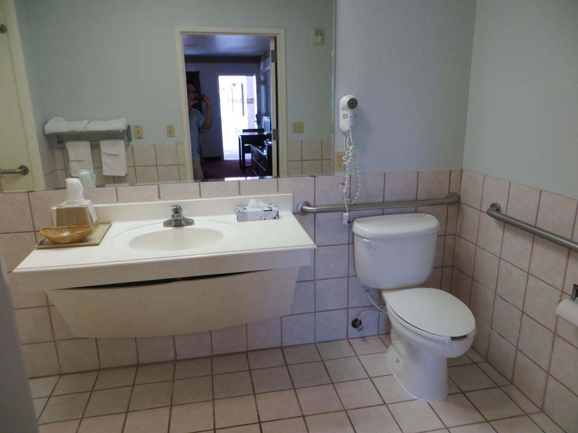 Executive Inn & Suites West Columbia photo 21