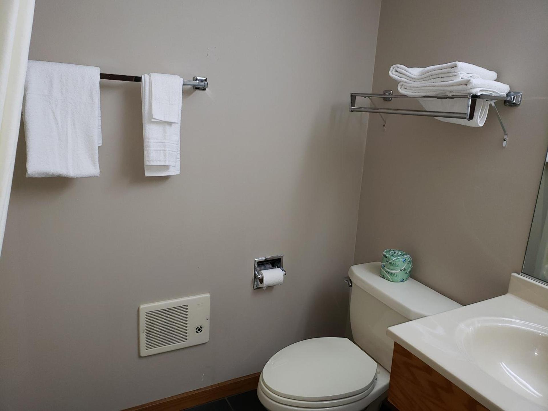 Super 8 by Wyndham Watseka photo 29