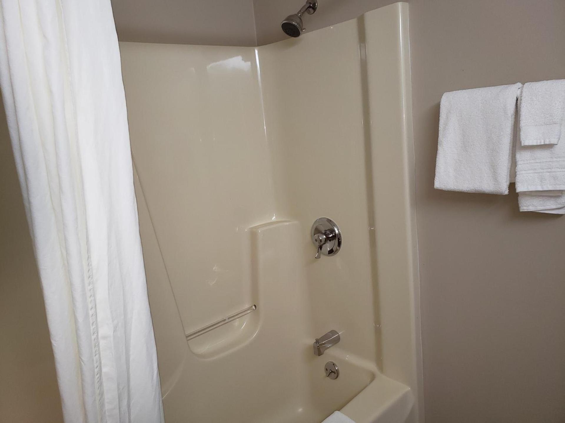 Super 8 by Wyndham Watseka photo 24
