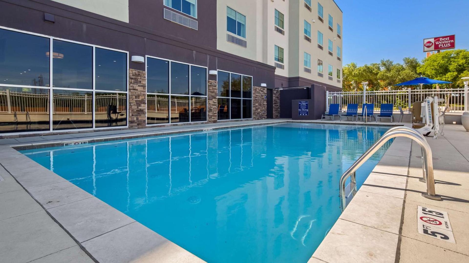 Best Western Plus Roland Inn & Suites photo 2