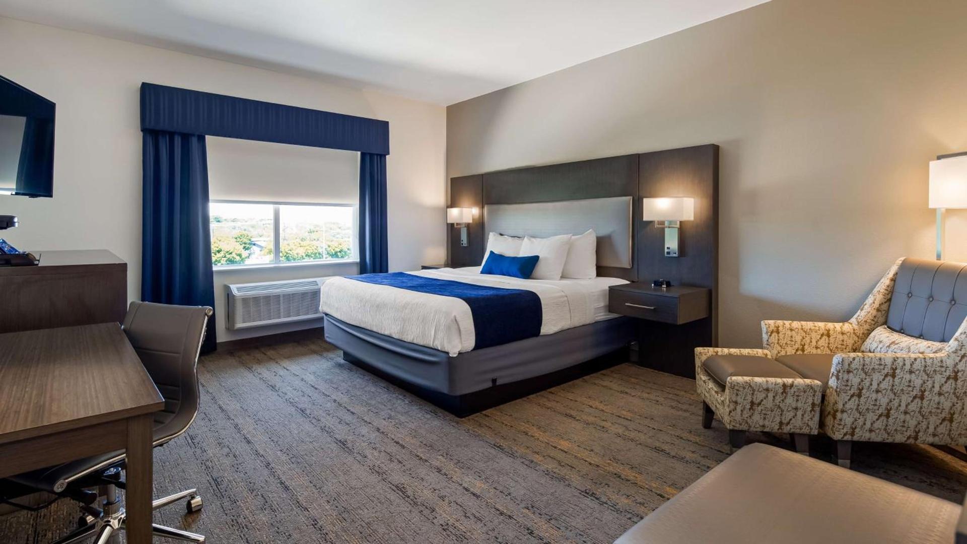 Best Western Plus Roland Inn & Suites photo 12