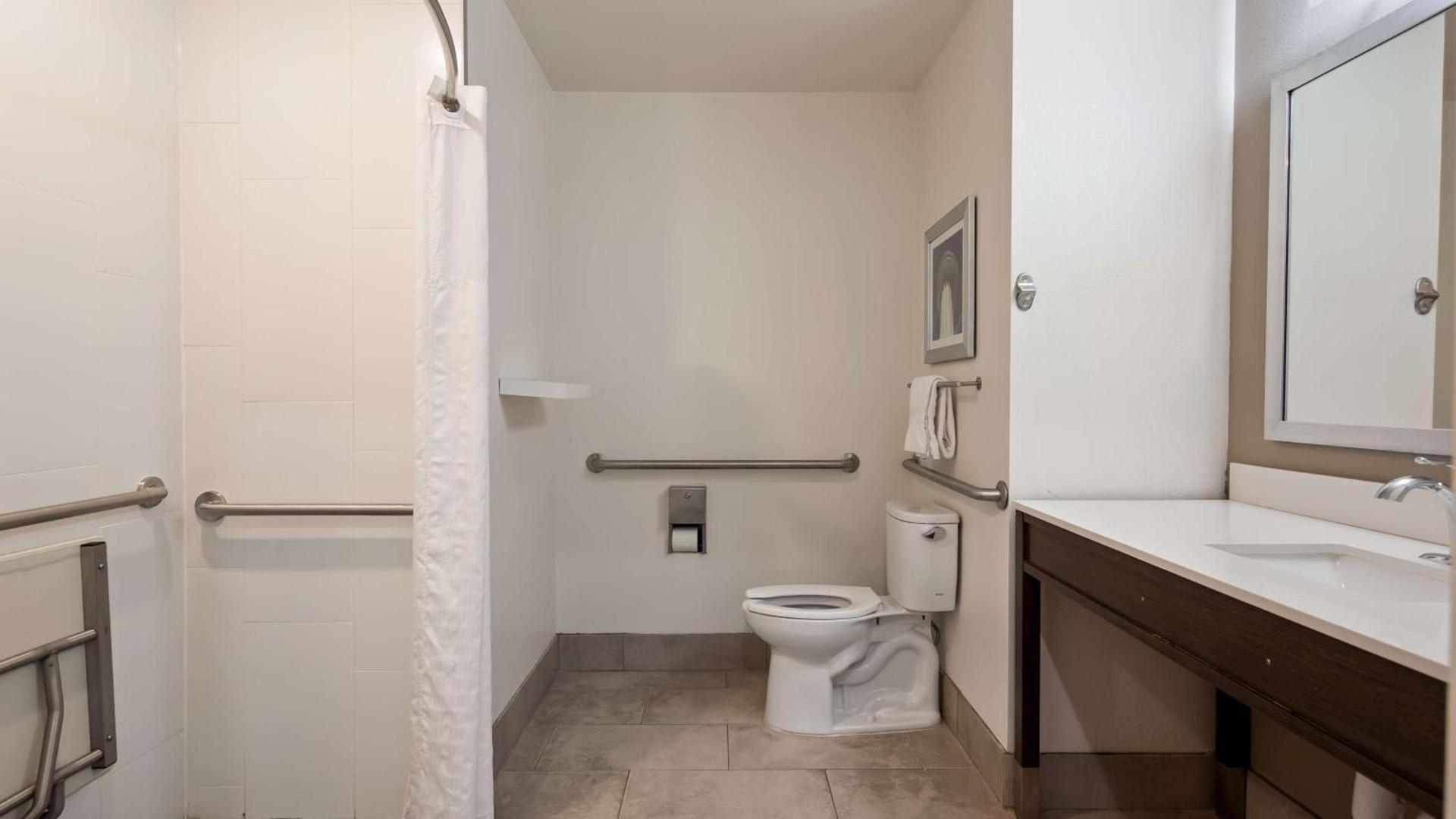 Best Western Plus Roland Inn & Suites photo 24