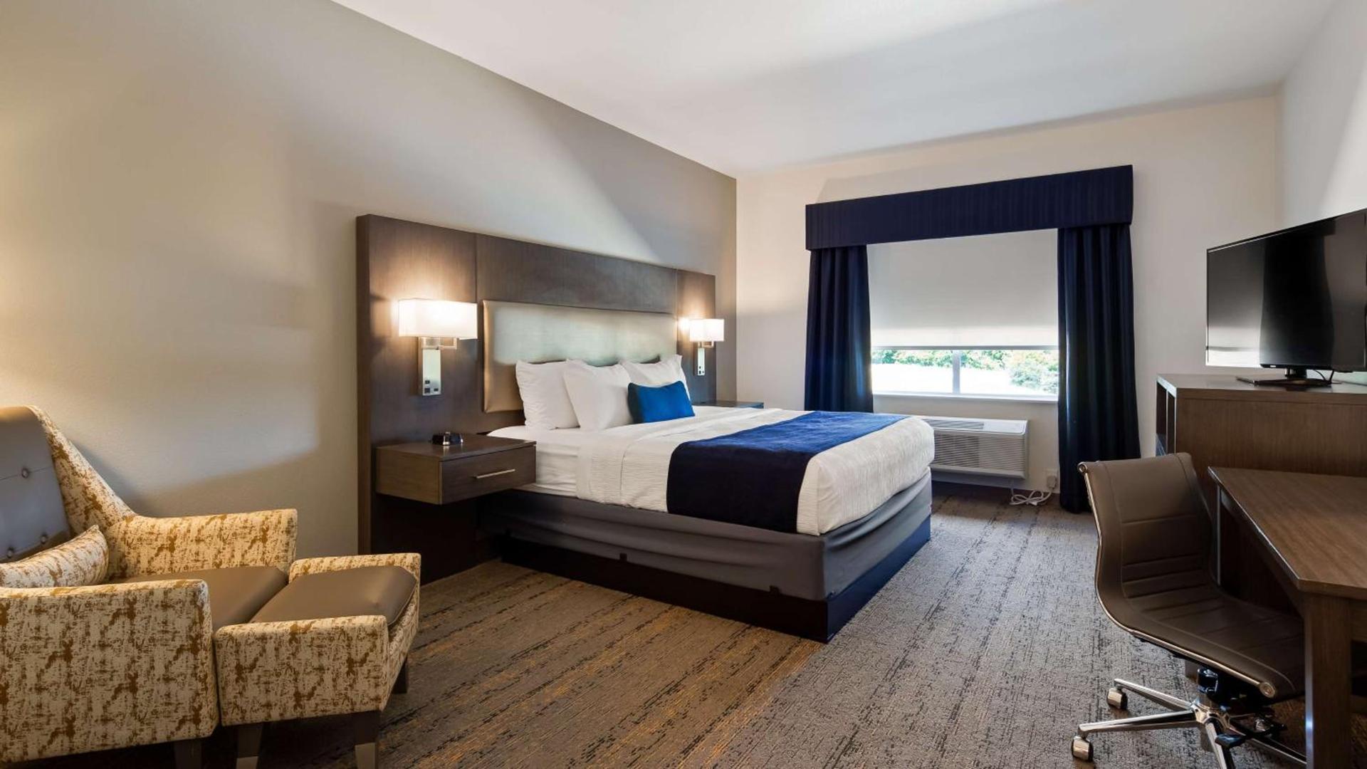Best Western Plus Roland Inn & Suites photo 3