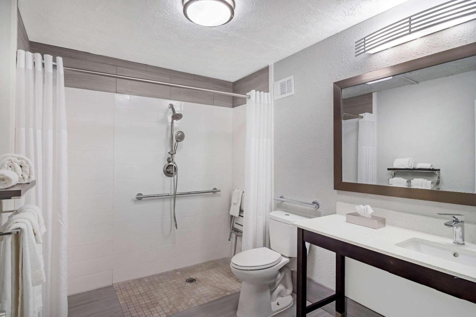 Quality Inn & Suites photo 21