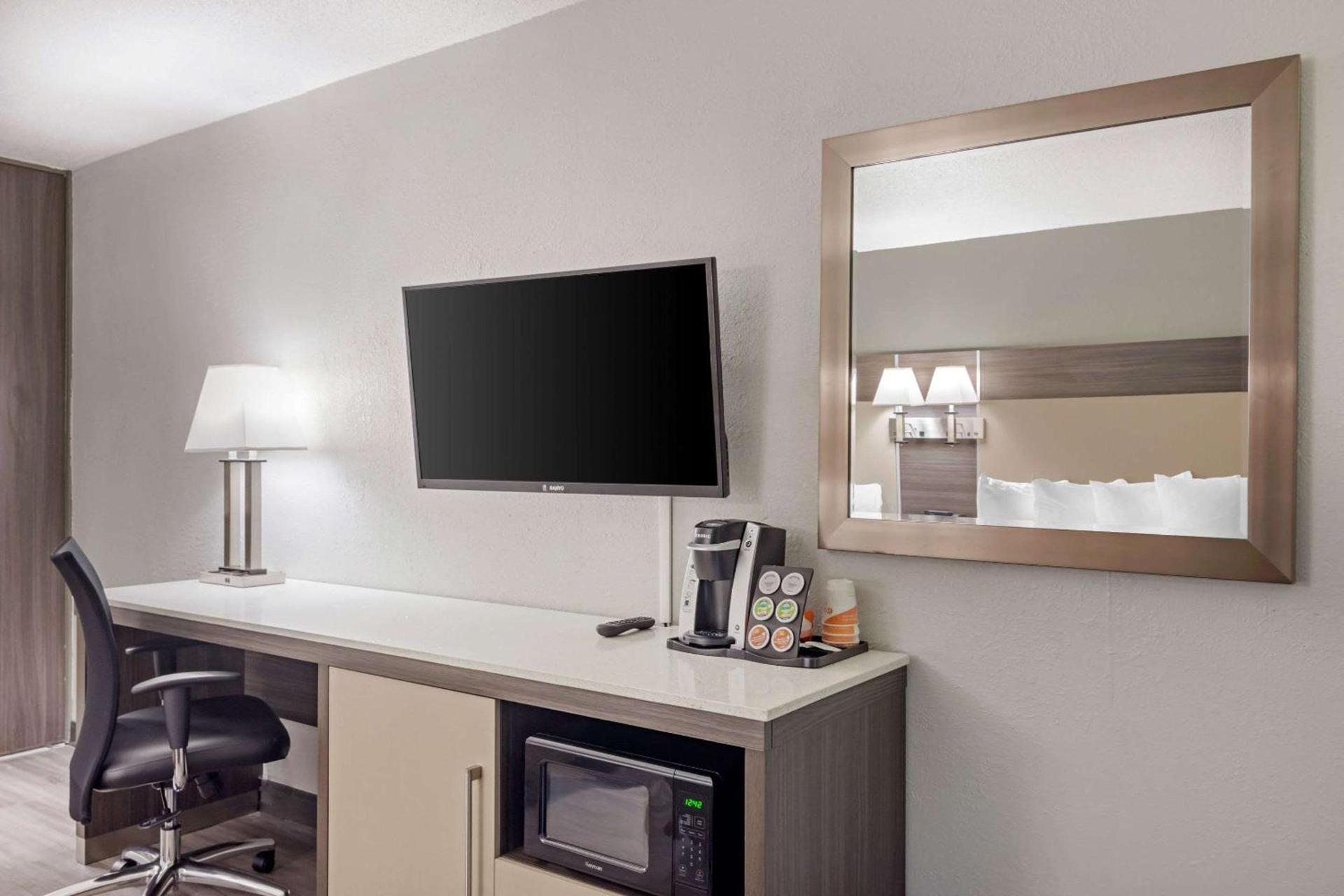 Quality Inn & Suites photo 14