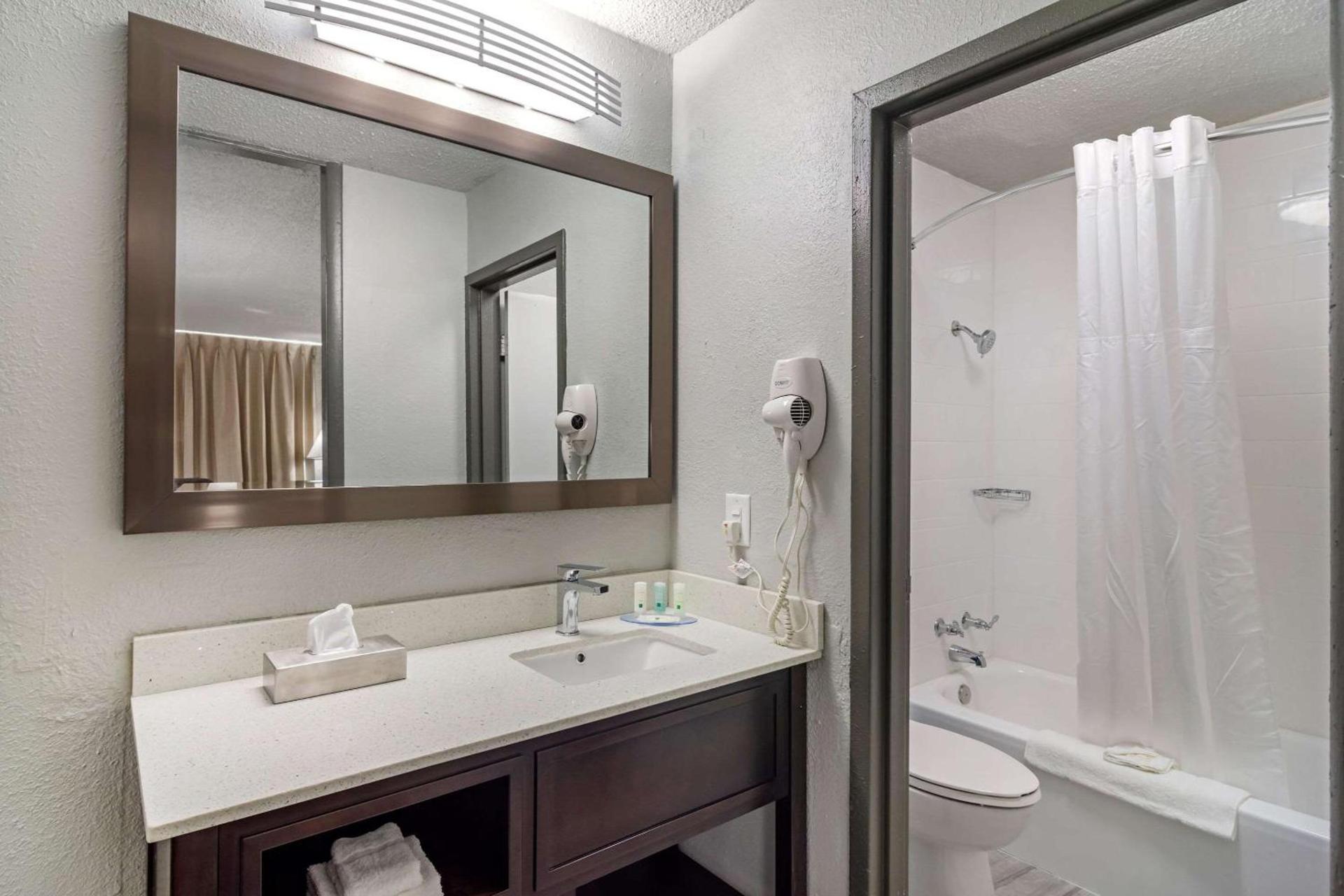 Quality Inn & Suites photo 22