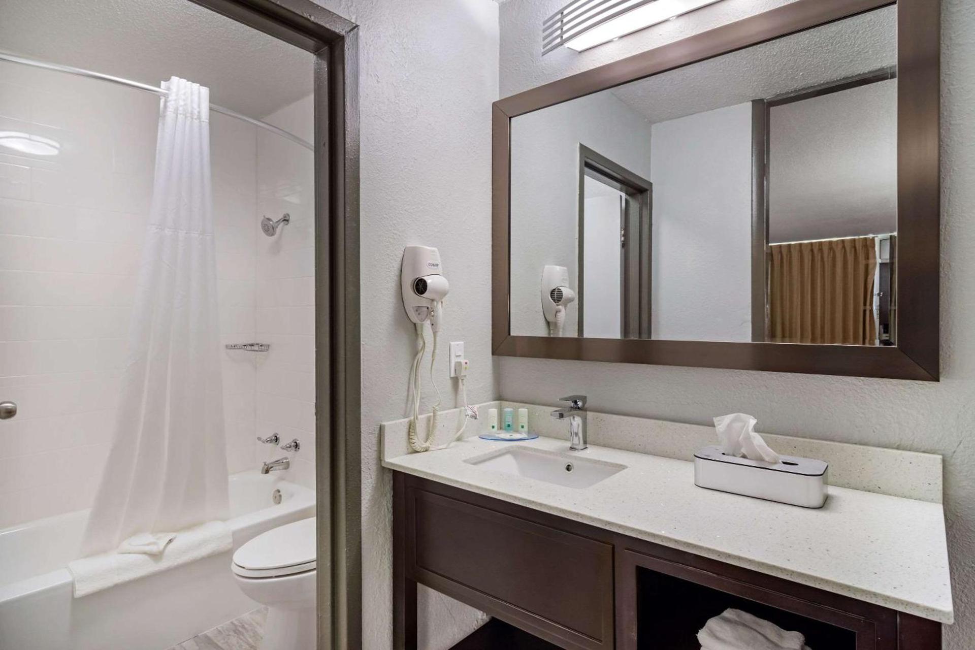 Quality Inn & Suites photo 24
