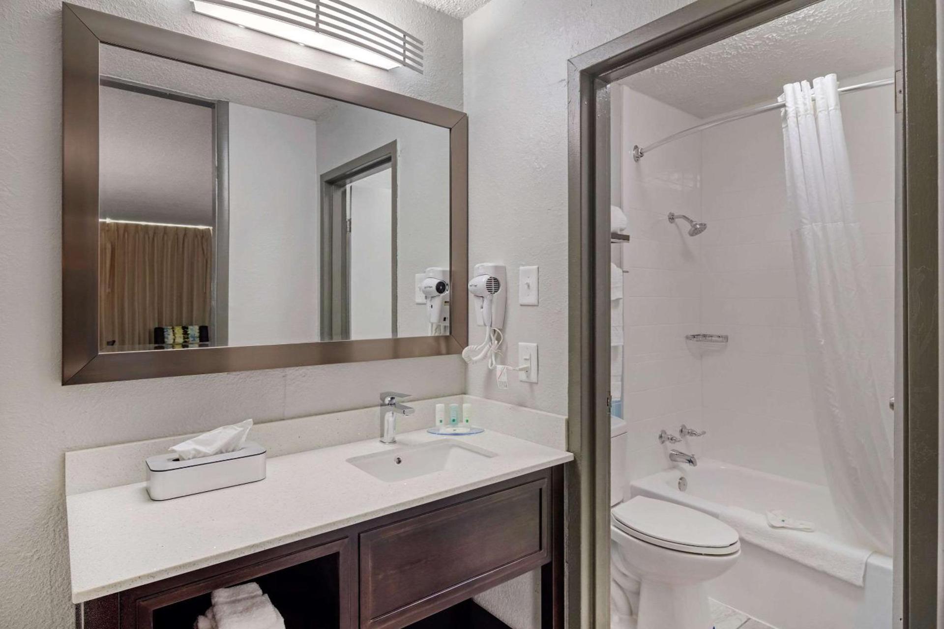 Quality Inn & Suites photo 25