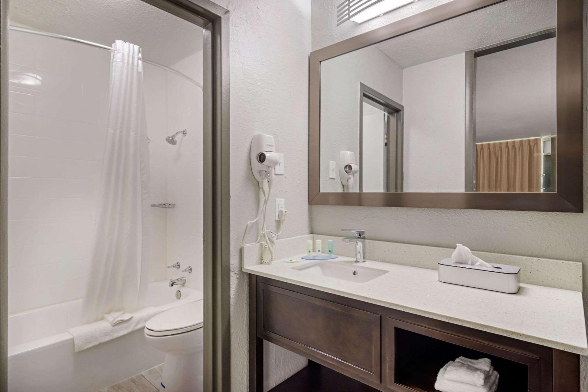 Quality Inn & Suites photo 23