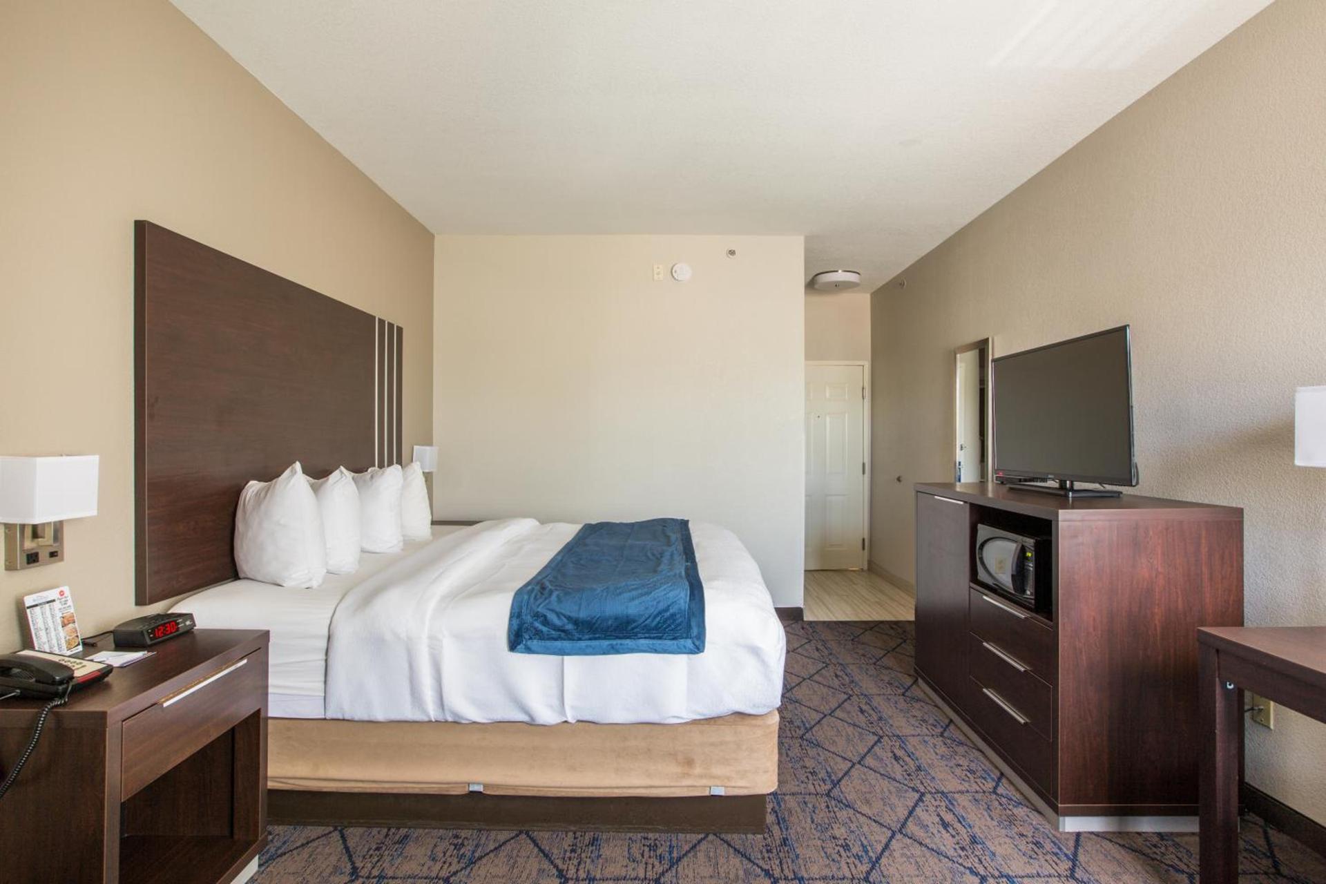 Baymont by Wyndham Albuquerque Airport photo 35
