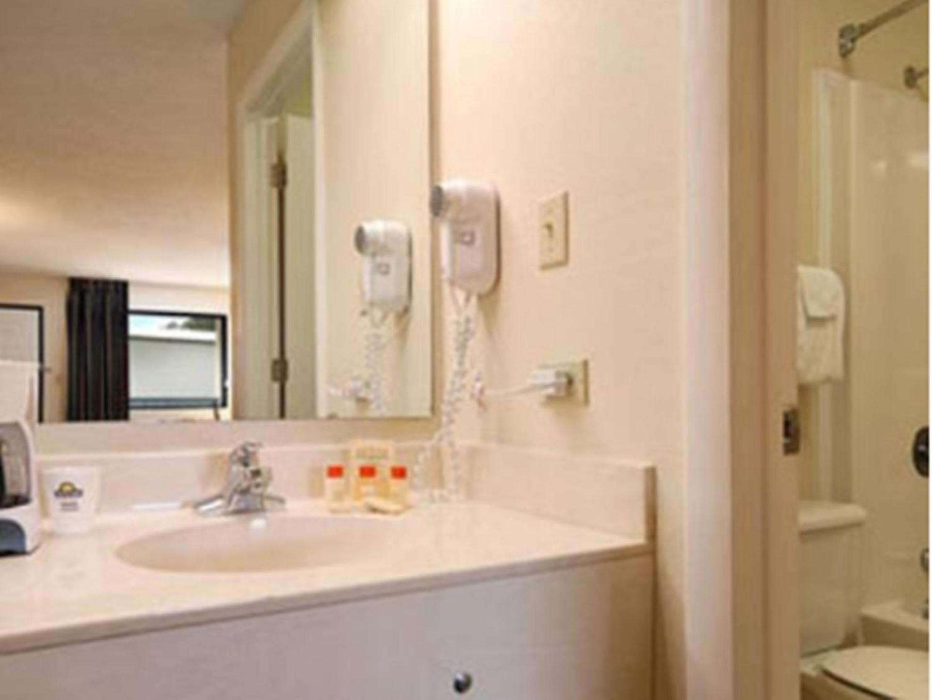 Days Inn by Wyndham Enterprise photo 15