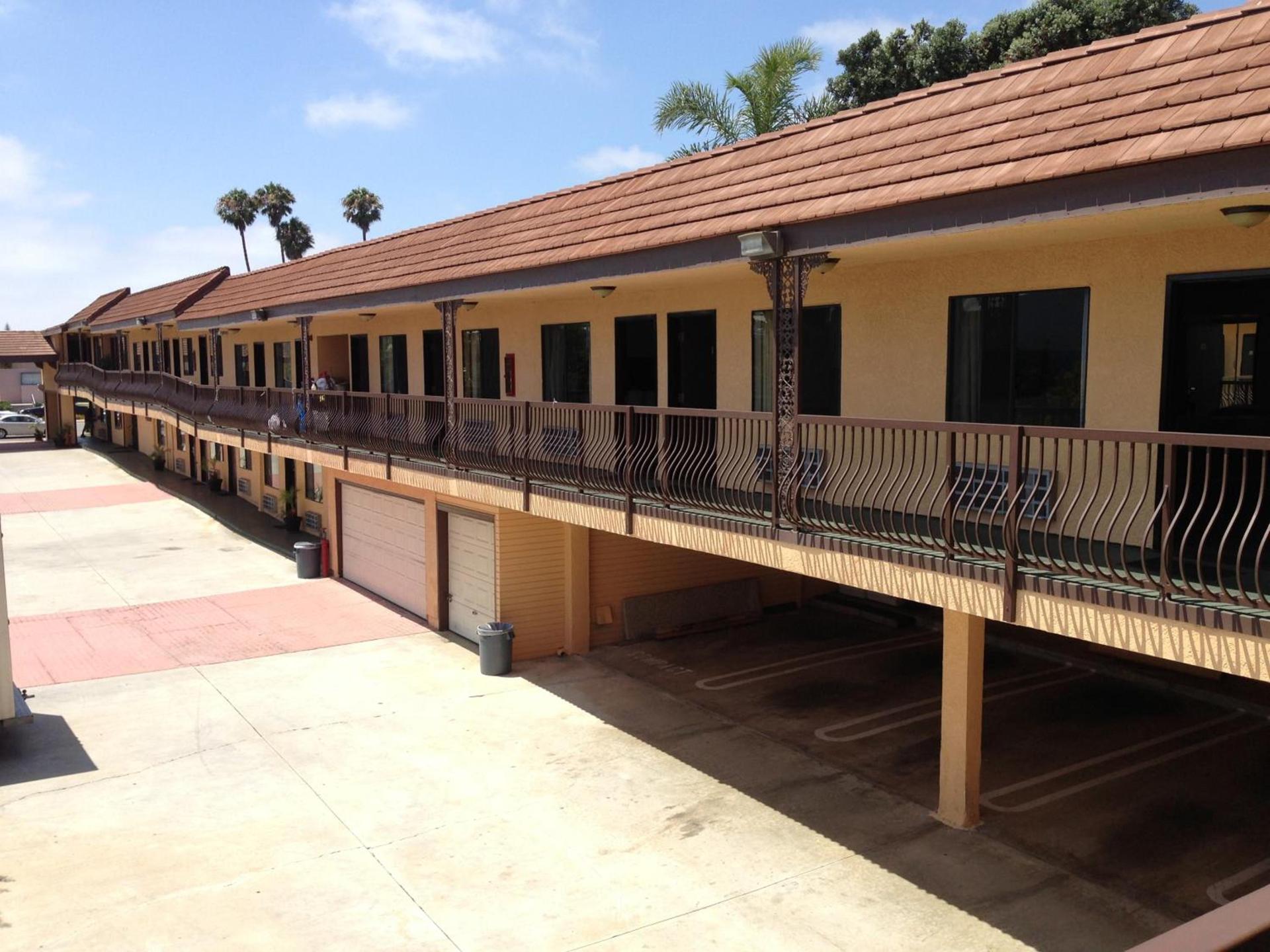 Del Amo Inn photo 14