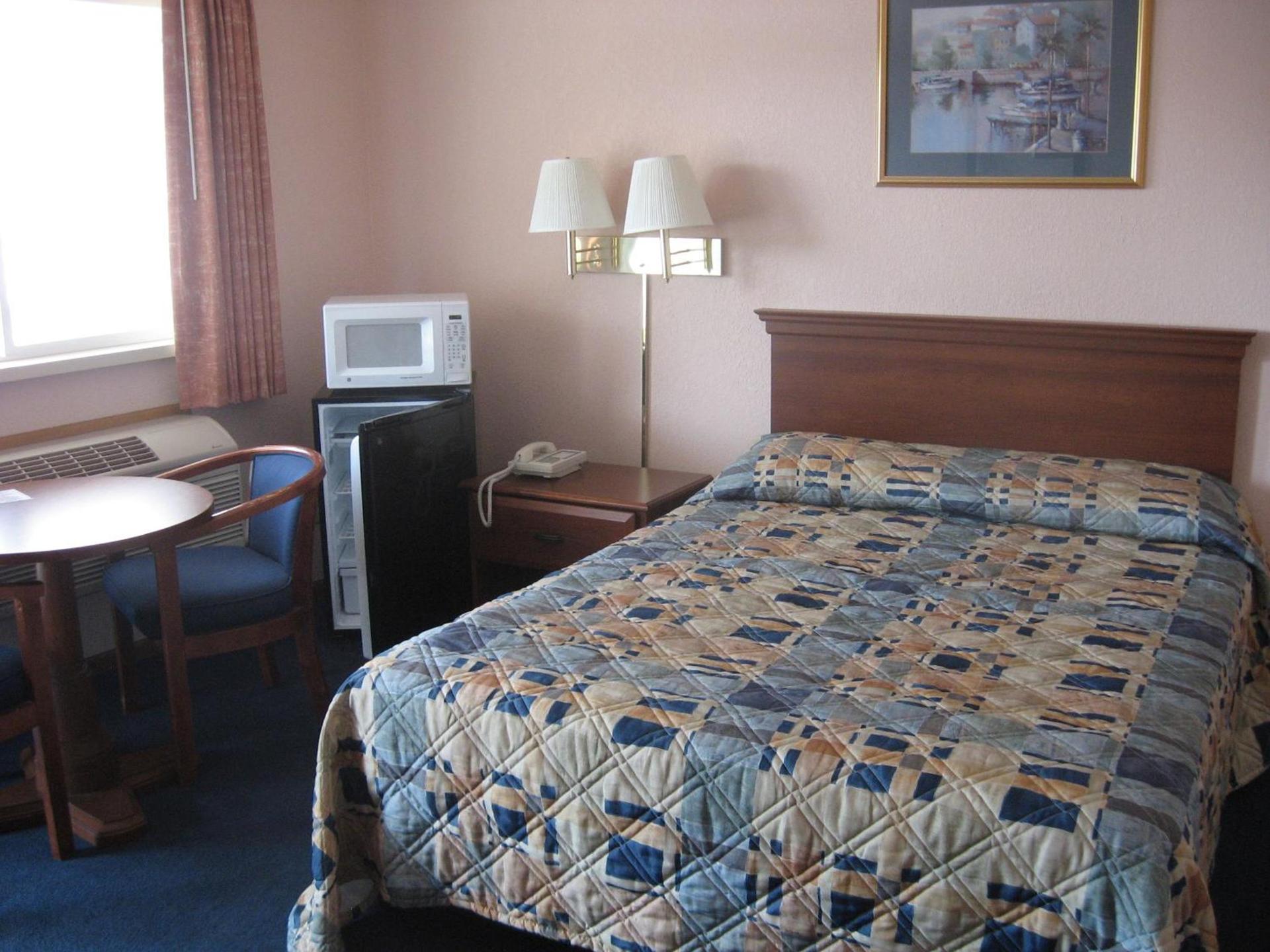 Mackinaw Budget Inn photo 5