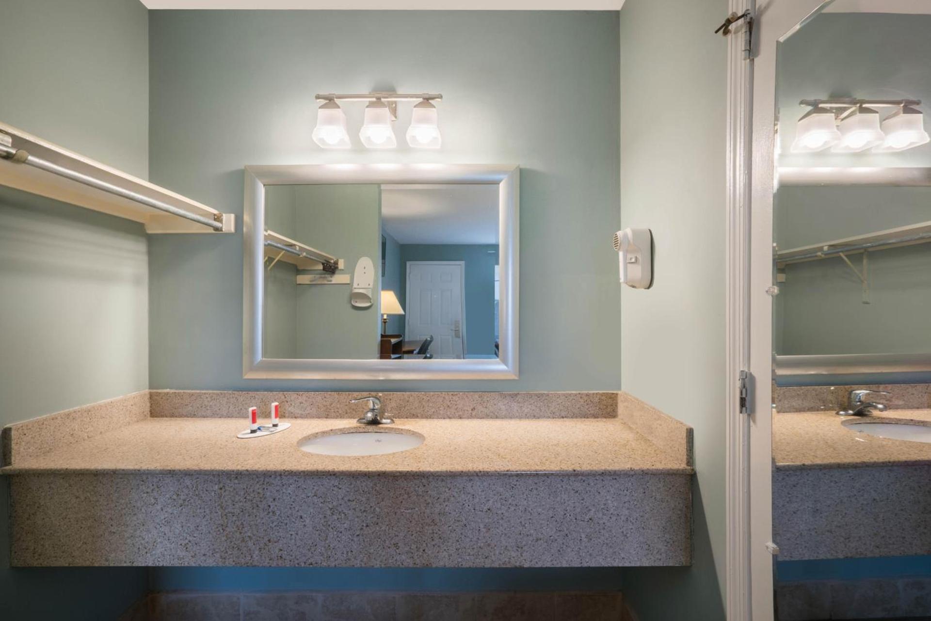 Travelodge by Wyndham Santee photo 6