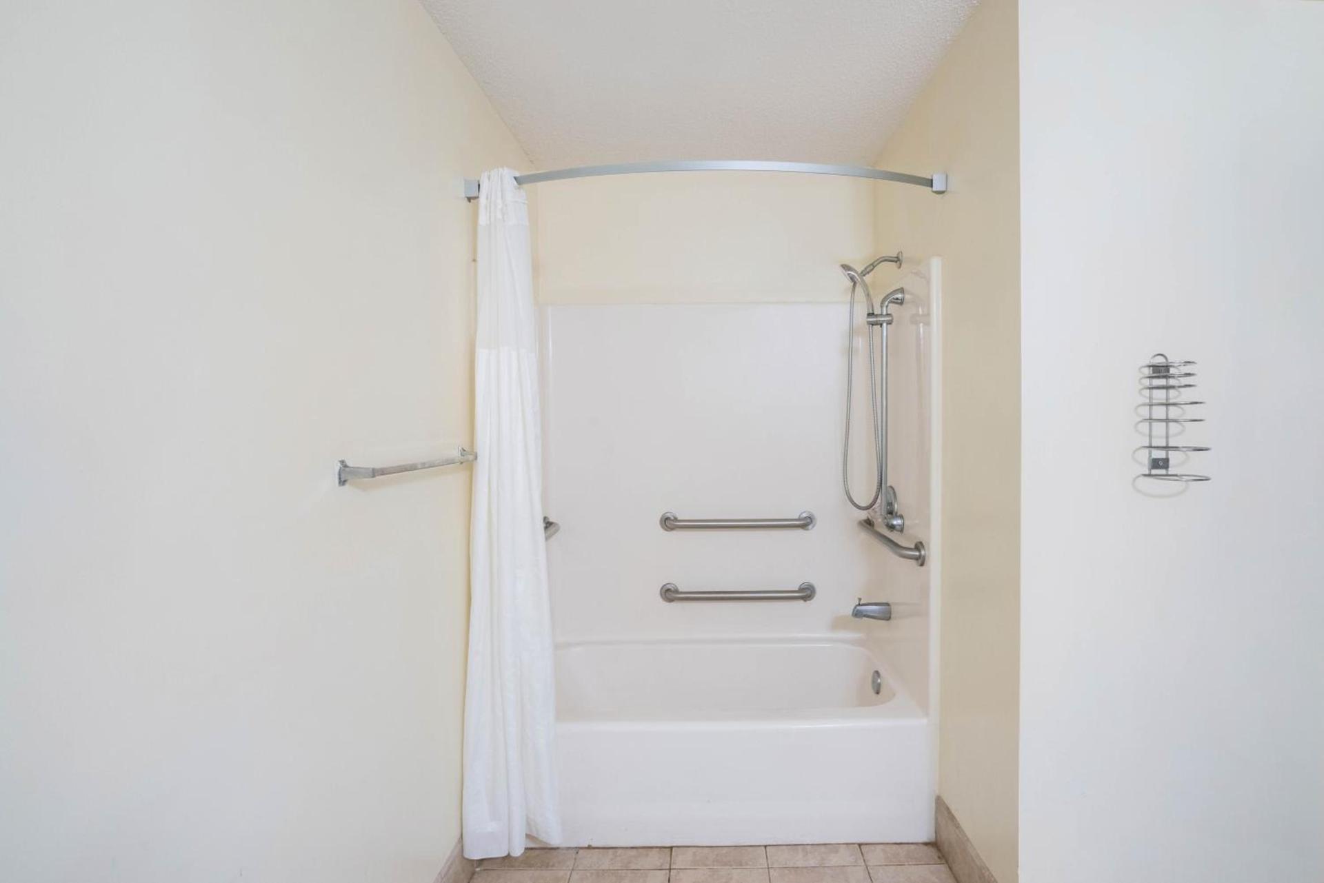 Travelodge by Wyndham Santee photo 12