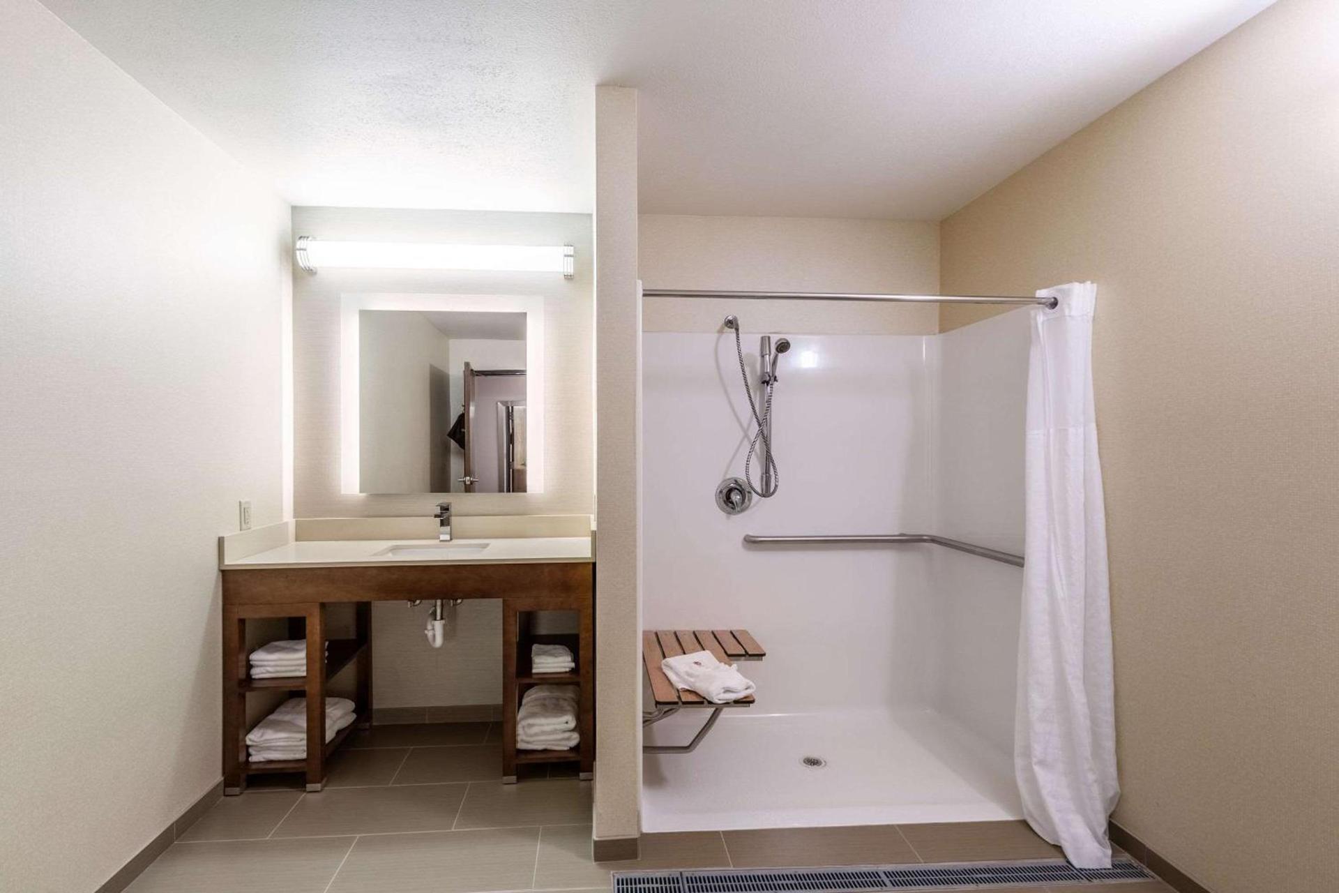 Comfort Suites Escanaba West photo 5