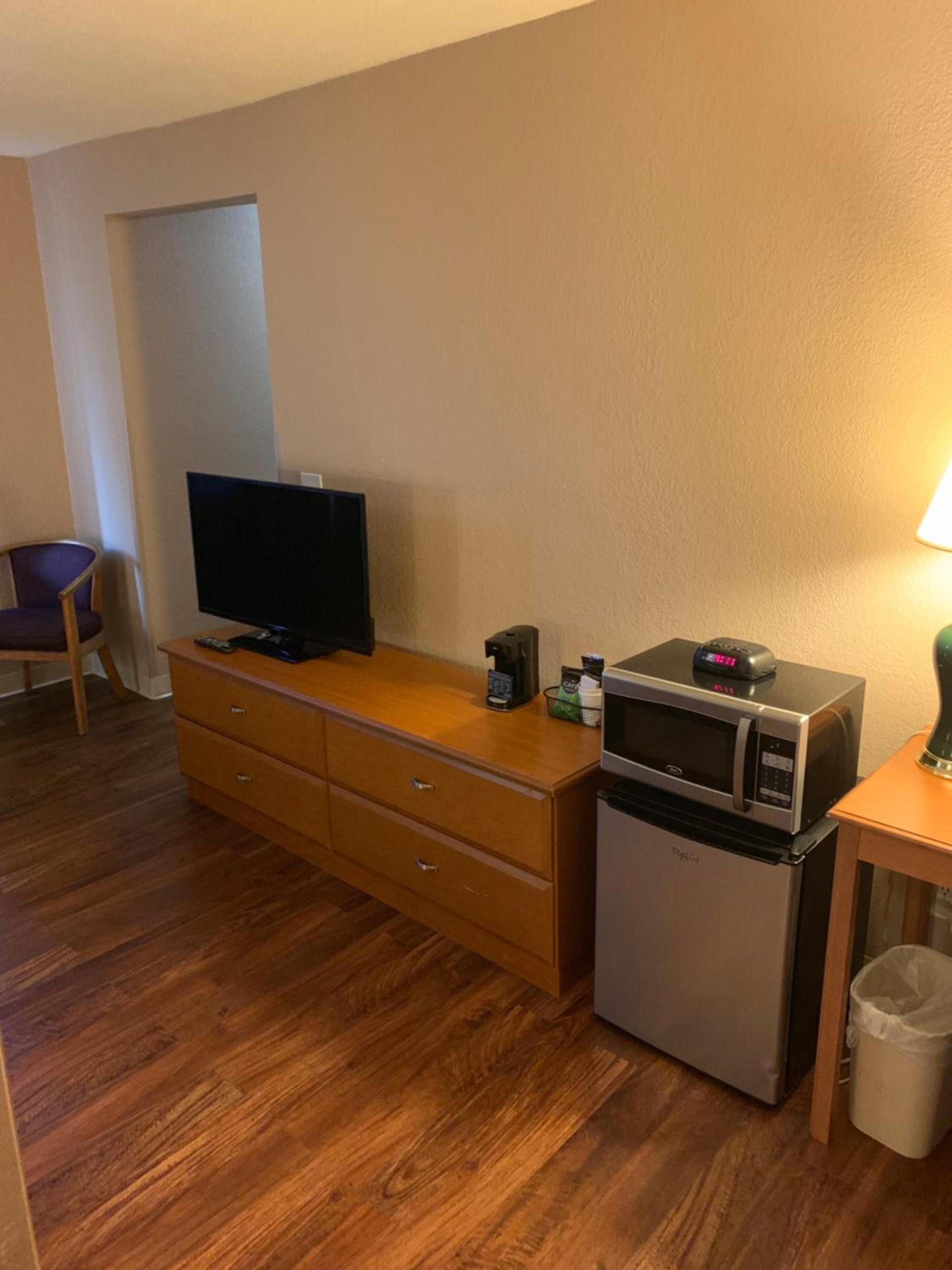 Super 8 by Wyndham Kingston photo 23