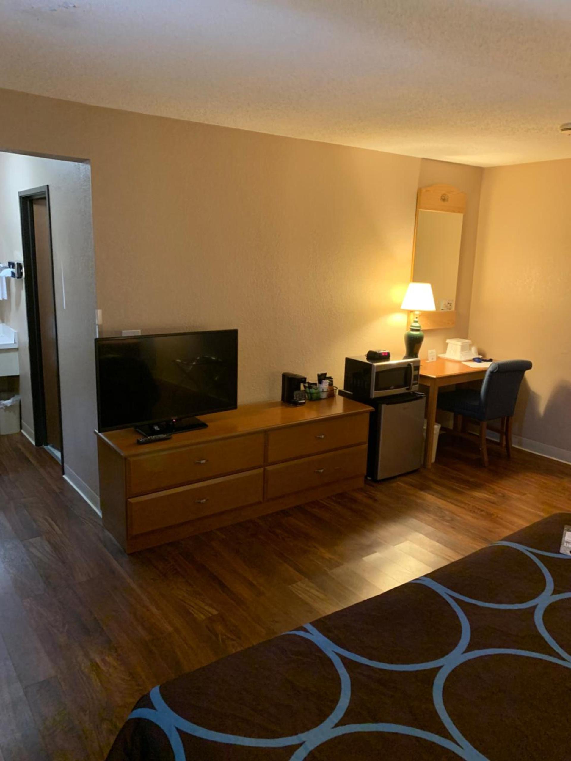 Super 8 by Wyndham Kingston photo 22