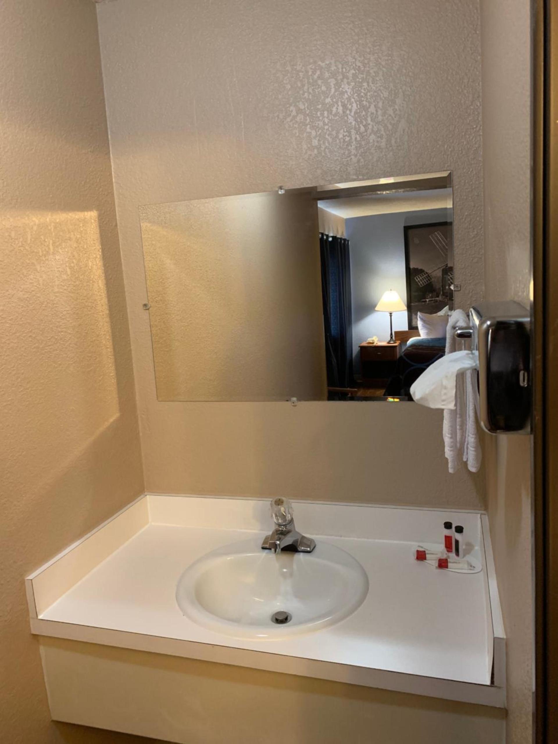 Super 8 by Wyndham Kingston photo 20